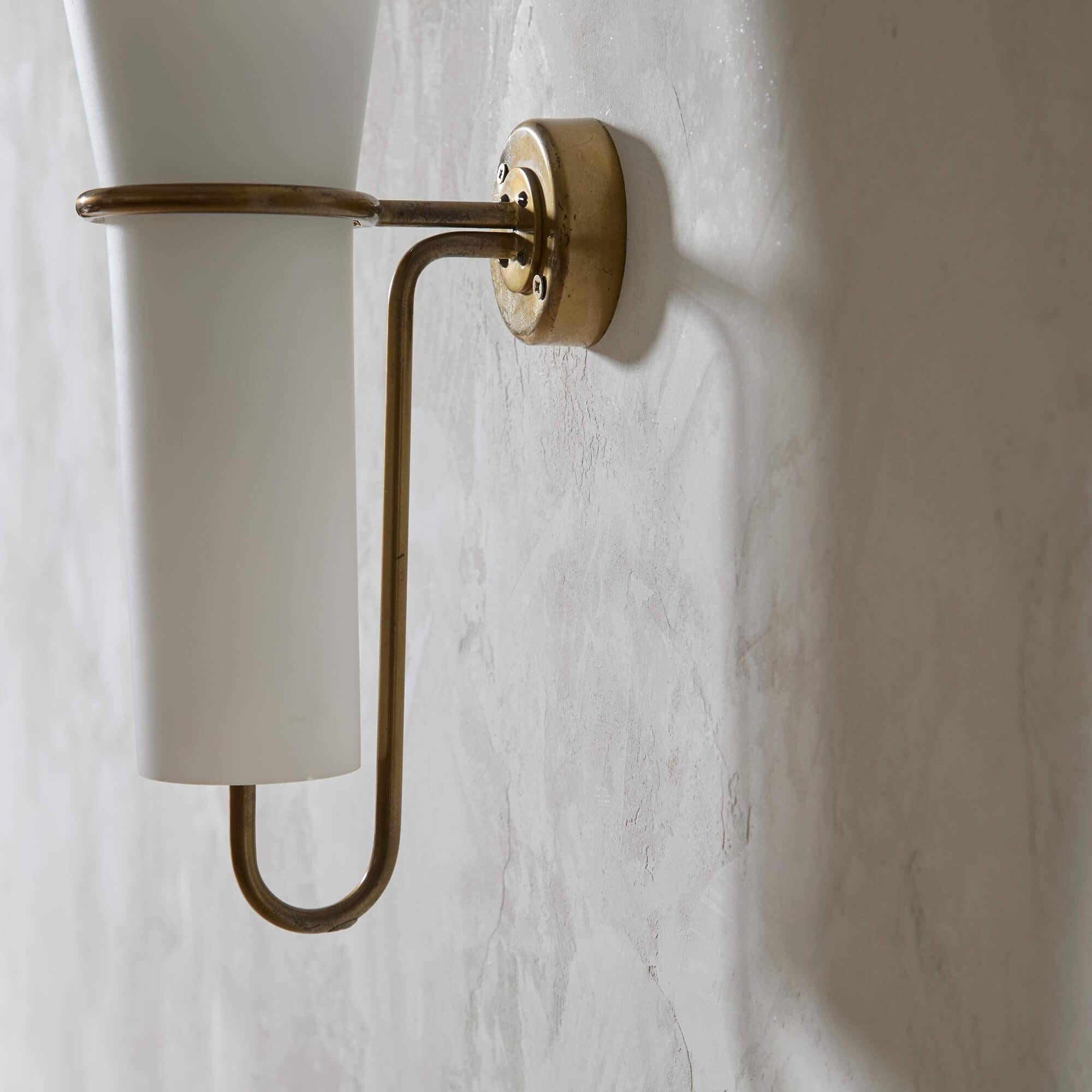 Hans-Agne Jakobsson (1919-2009) fue un diseñador sueco de interiores y mobiliario conocido sobre todo por sus diseños de iluminación, que jugaban con una amplia gama de materiales y formas. Comenzó su carrera como carpintero antes de trabajar como