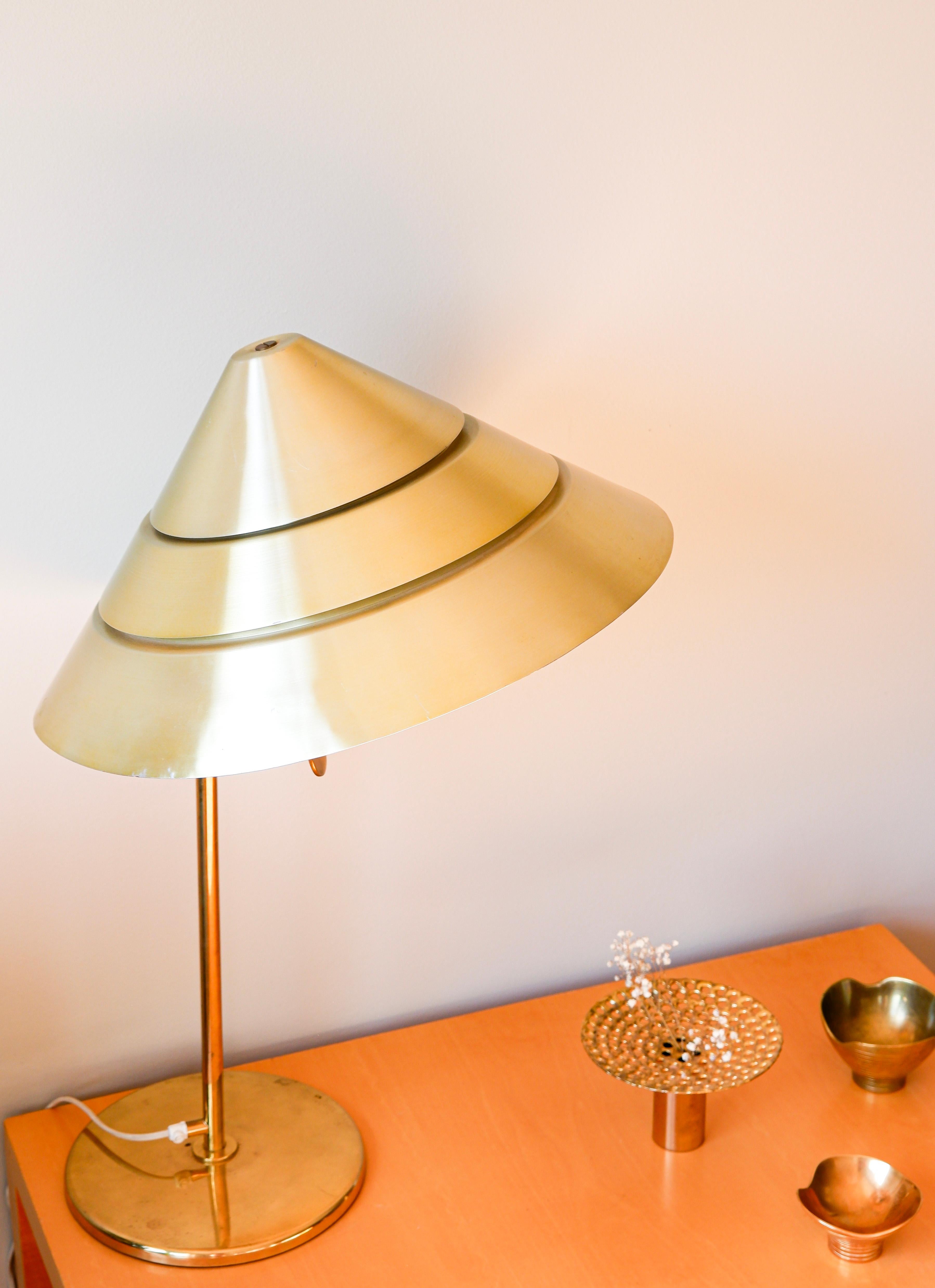 Importante lampe de table modèle tropicana conçue par Hans Agnes Jakobsson. La lampe est fabriquée en laiton massif et possède un abat-jour très large. La lampe est estampillée par le designer. Hans Agnes Franksson est l'un des principaux designers