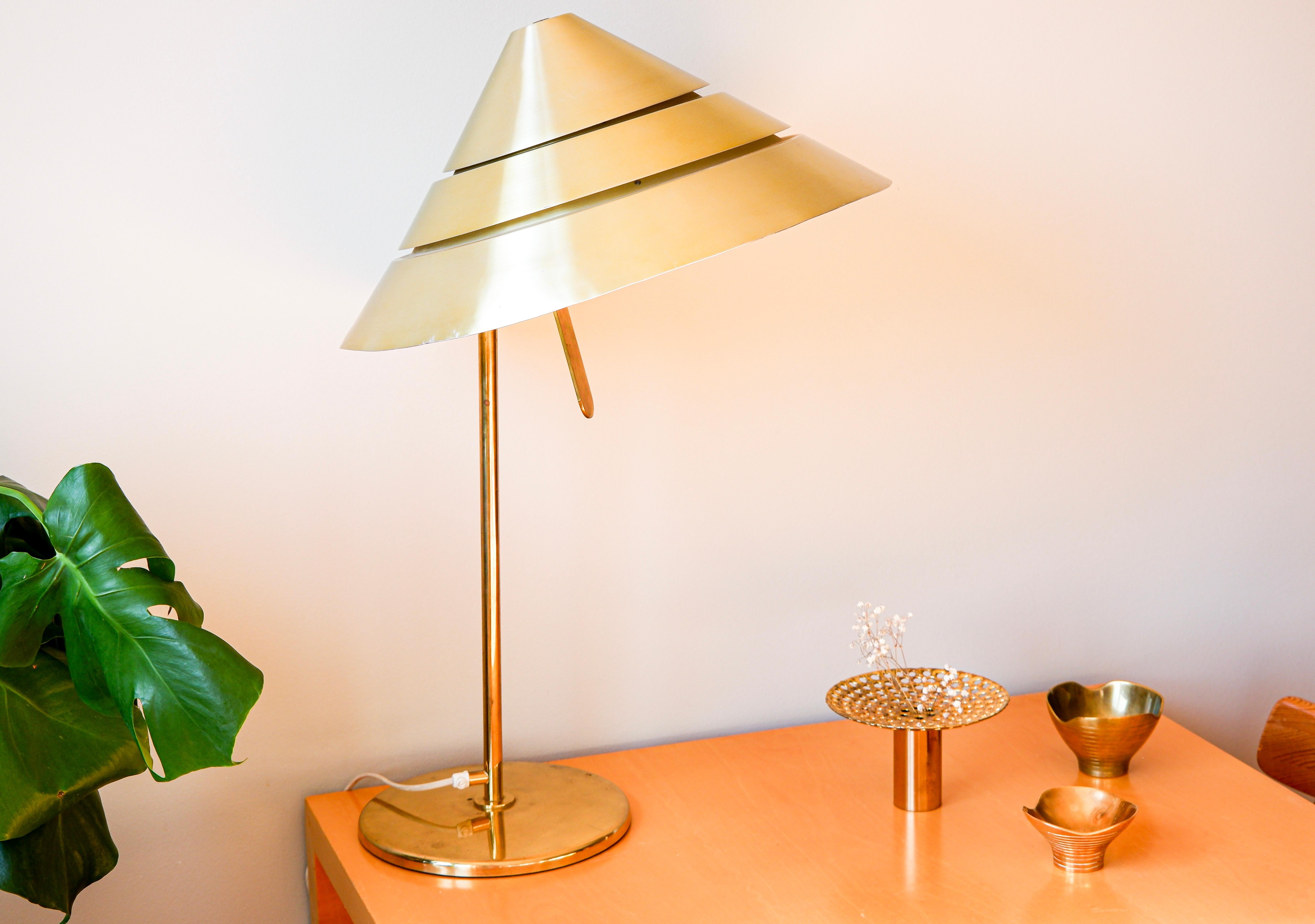 Scandinave moderne Hans Agne Jakobsson importante lampe de table modèle Tropicana, circa 1970 en vente