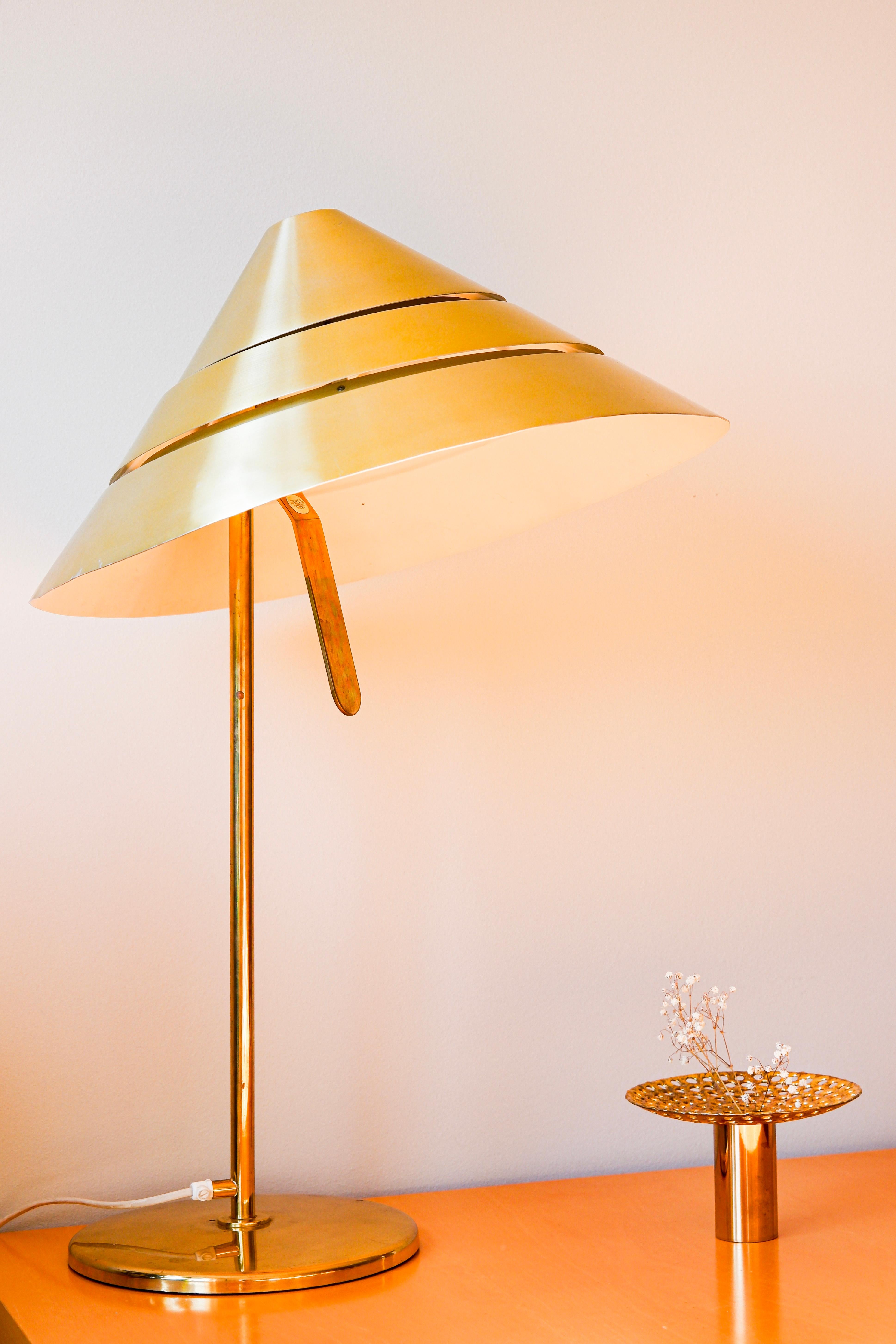 Laiton Hans Agne Jakobsson importante lampe de table modèle Tropicana, circa 1970 en vente