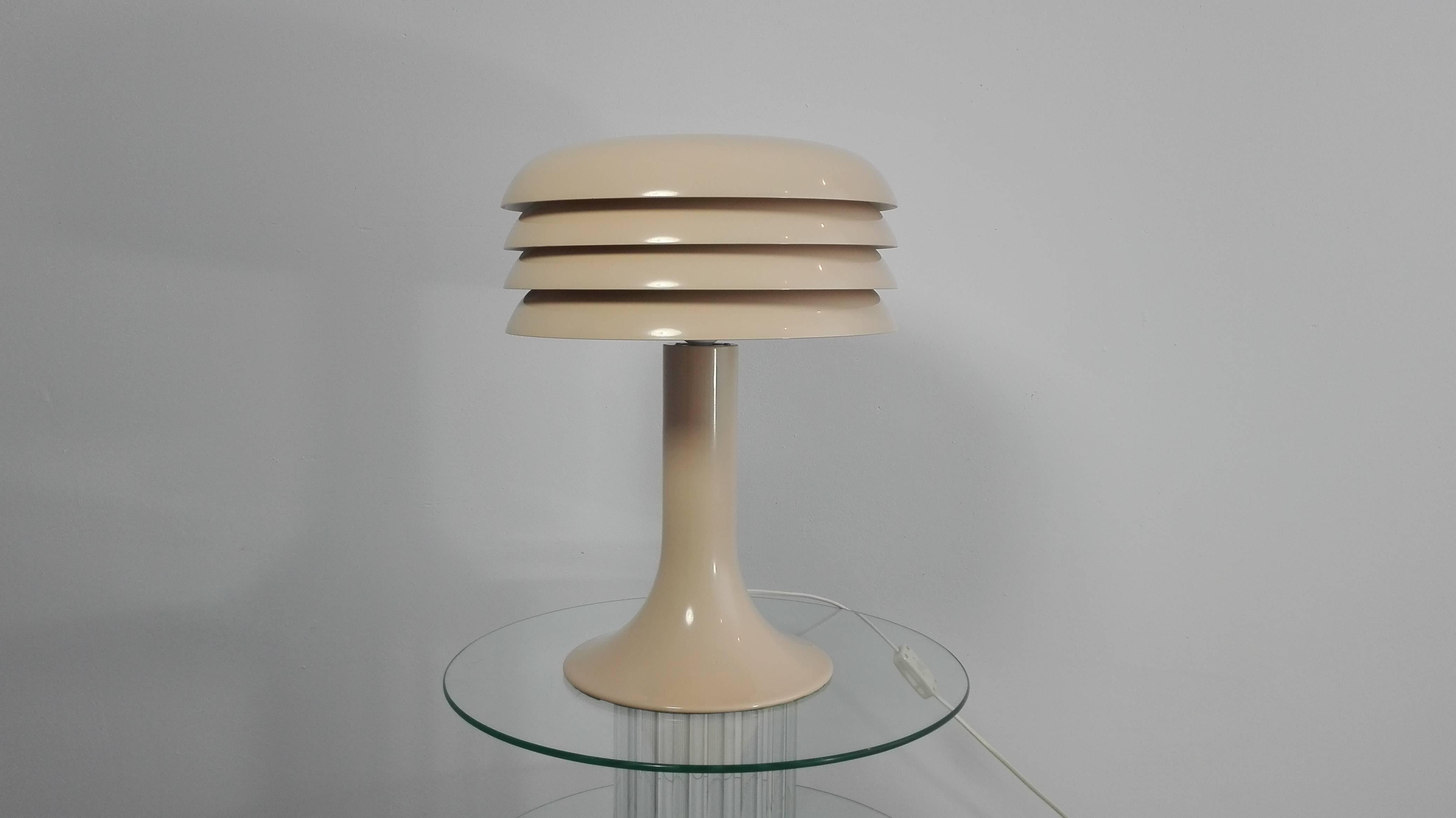 This 'BN 26' metal table lamp by H. A. Jakobsson for AB Markaryd is produced in Sweden during the 1960s. It is from the Lamingo series.
Marked with sticker.
