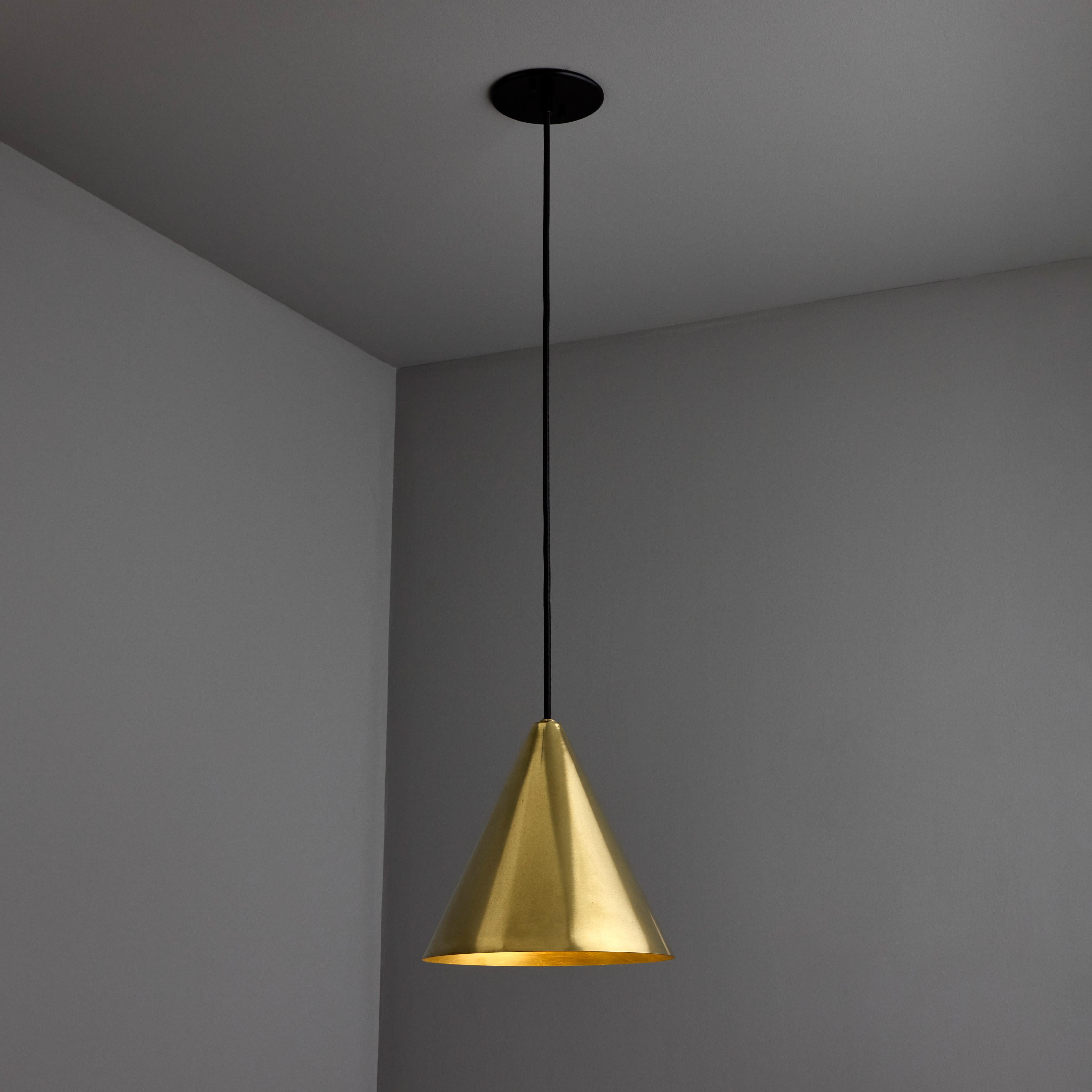 Pendentif 'Tratten' en laiton poli de Hans-Agne Agnes.

Une réédition exclusive du design suédois classique de Jakobsson, faite pour les États-Unis et répertoriée UL, exécutée en métal en laiton brut poli avec une finition intérieure brunie. Un