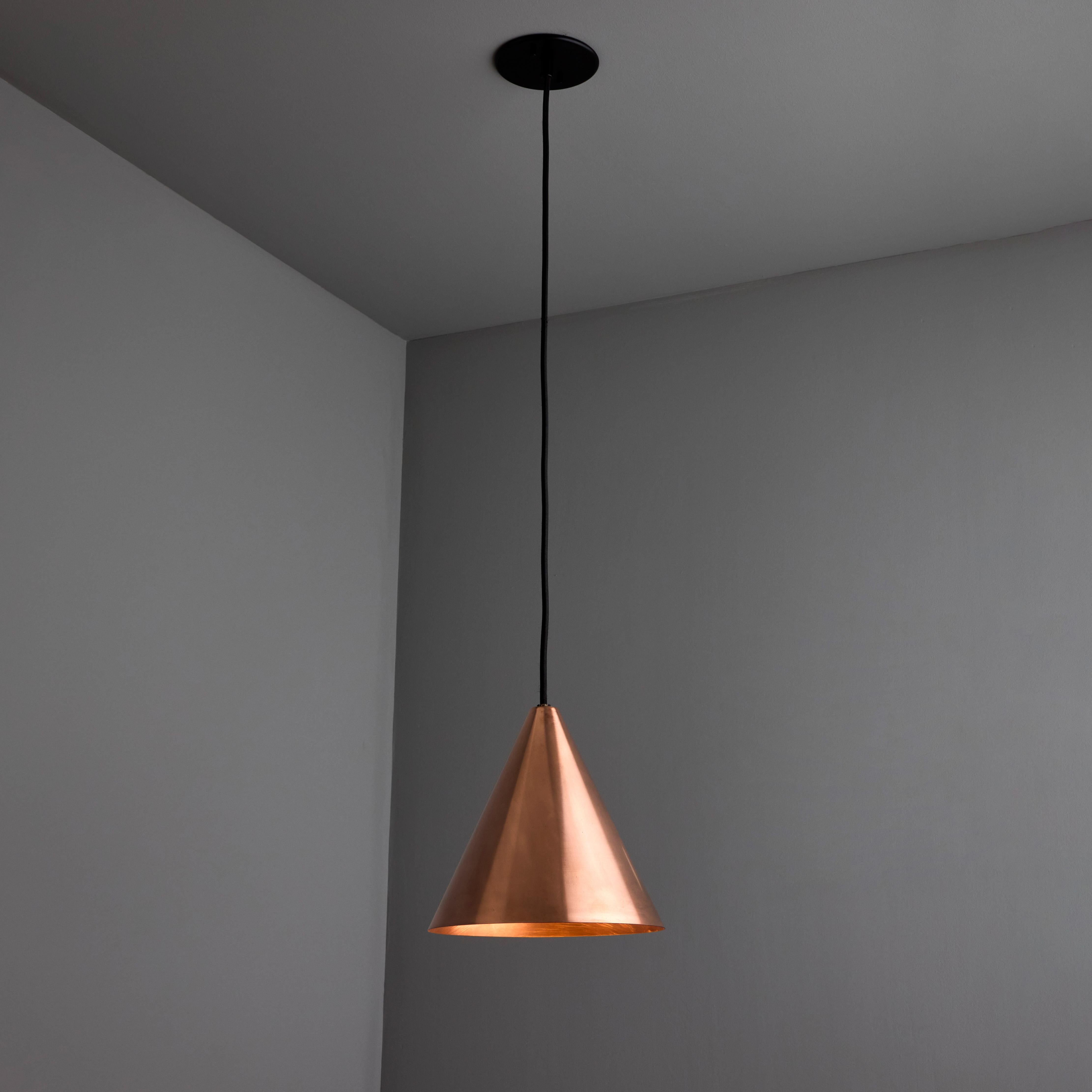 Ciondolo 'Tratten' in rame lucido di Hans-Agne Jakobsson.

Un'esclusiva riedizione autorizzata made in U.S.A. e UL listed del classico design svedese di Jakobsson, realizzato in metallo di rame grezzo lucido con finitura interna brunita. Un design