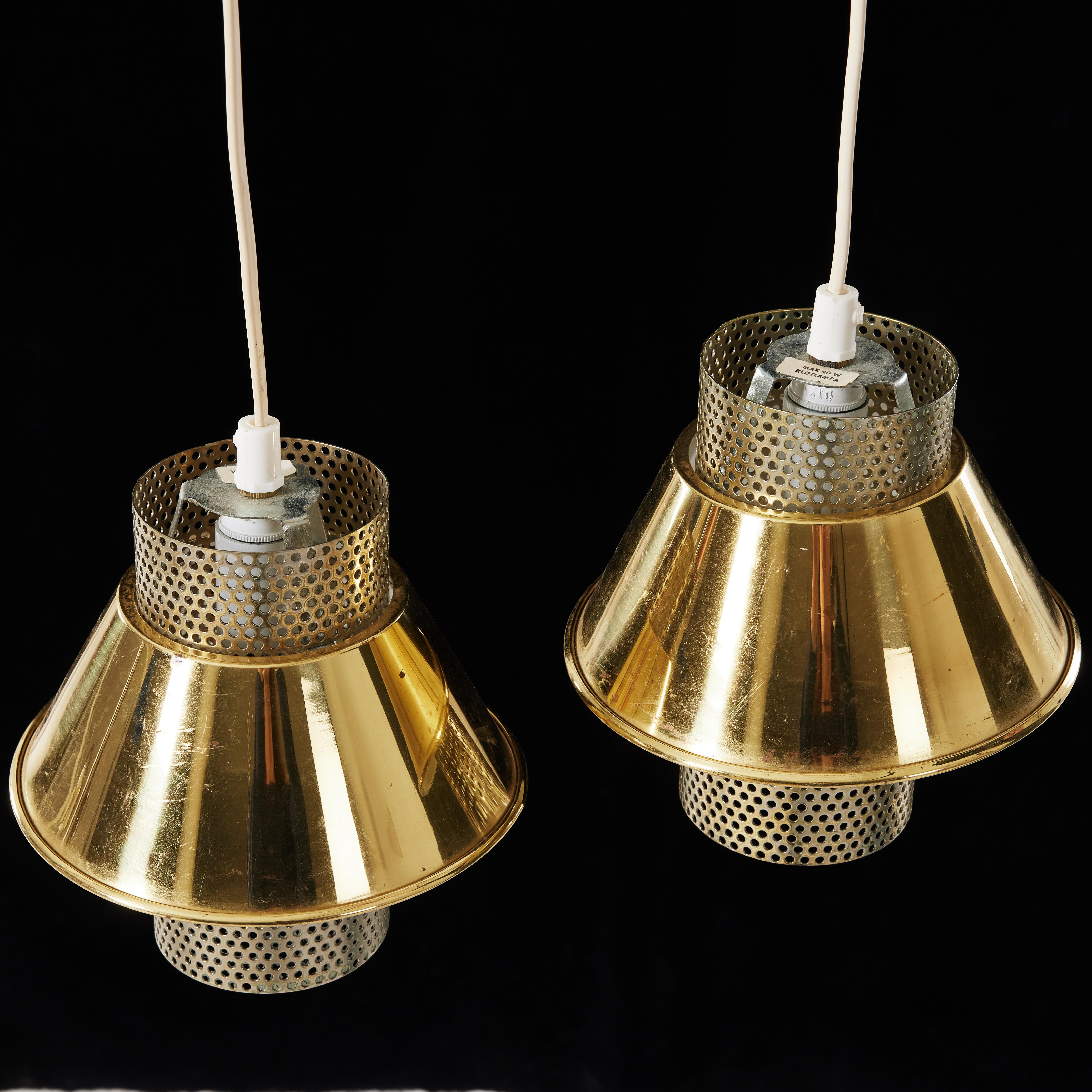 HANS-AGNE JAKOBSSON.plafonnier/fenêtre de forme cylindrique en laiton et tôle perforée. Le laiton
pièces amovibles.
lampes, 