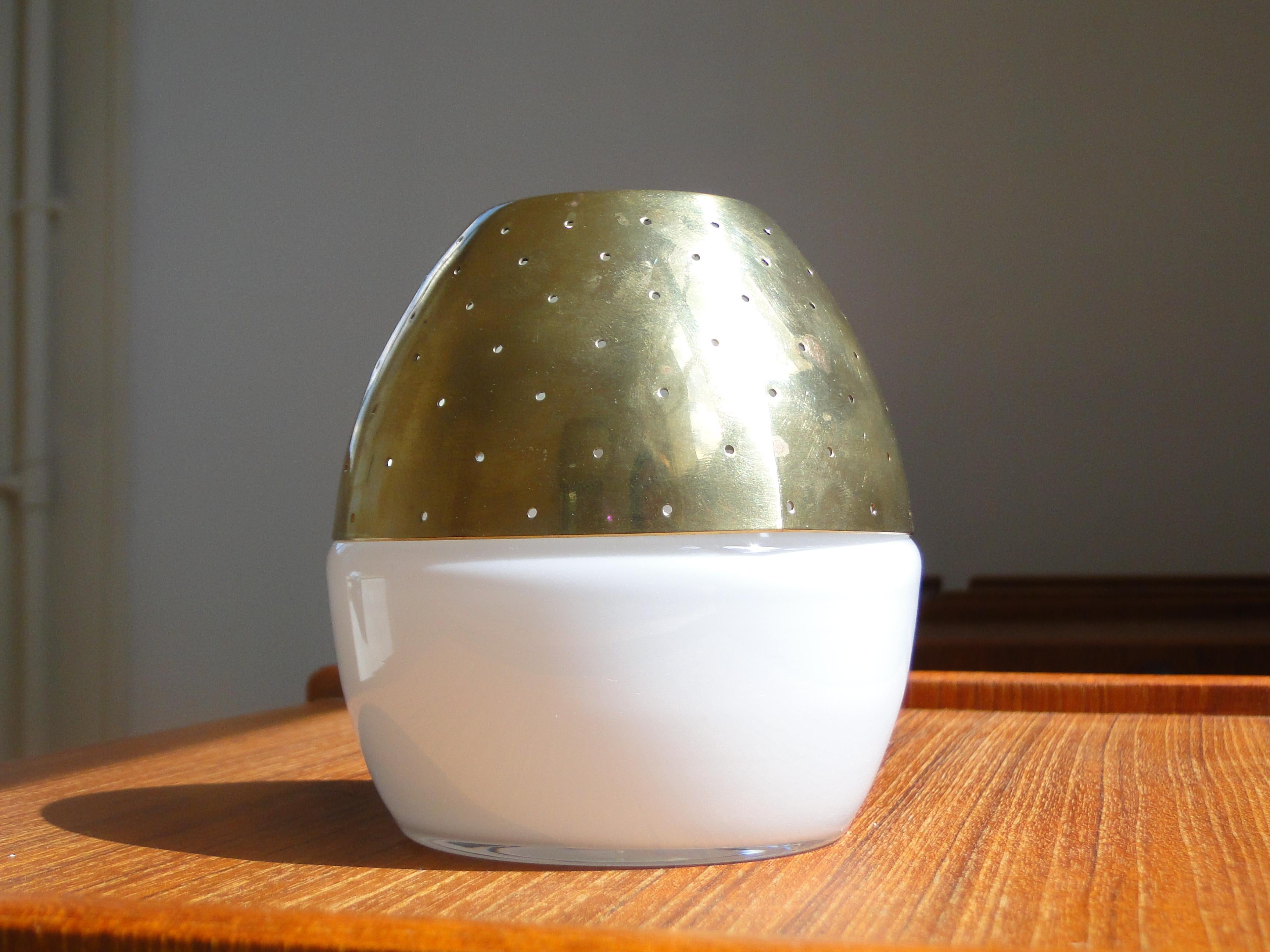 Svedese Hans-Agne Jakobsson Markaryd Candle Lantern Tealight Lampada in vetro d'ottone bianco in vendita