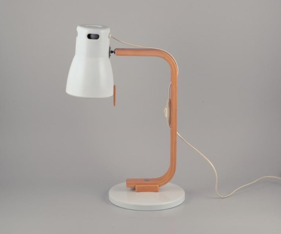 Hans-Agne Jakobsson, Markaryd, Schweden.
Große Schreibtischlampe aus weiß lackiertem Metall und Holz.
Ungefähr ab 1980.
Modell B288.
Label.
In gutem Zustand mit geringen Gebrauchsspuren. Einige kleine Beulen.
Maximal 60 Watt.
Abmessungen: H 51,5 cm