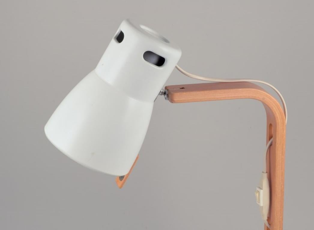 Hans-Agne Jakobsson, Markaryd.  Große Schreibtischlampe aus weiß lackiertem Metall und Holz. (Skandinavische Moderne) im Angebot