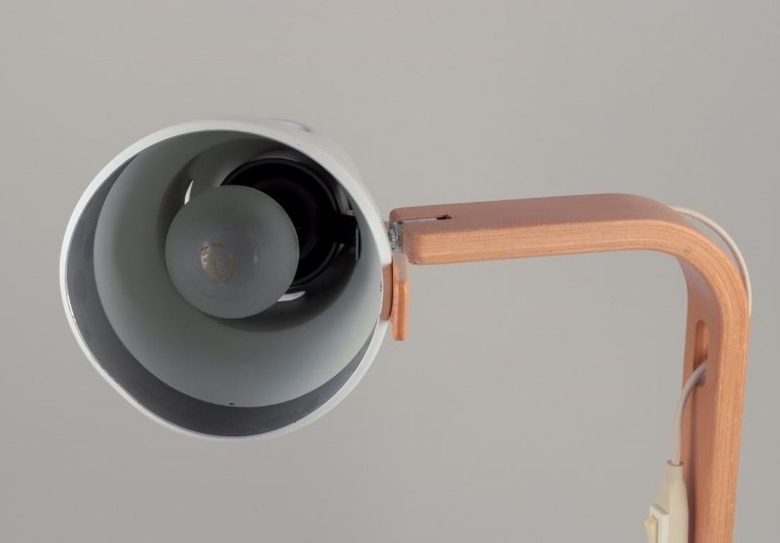 Hans-Agne Jakobsson, Markaryd.  Große Schreibtischlampe aus weiß lackiertem Metall und Holz. (Schwedisch) im Angebot
