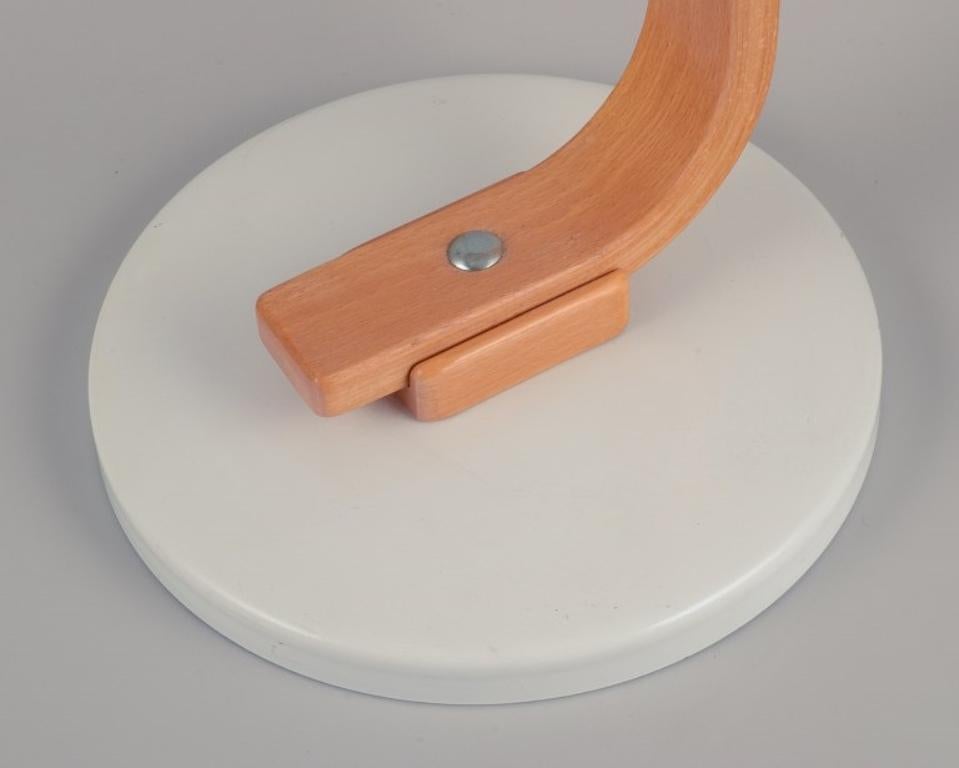 Hans-Agne Jakobsson, Markaryd.  Große Schreibtischlampe aus weiß lackiertem Metall und Holz. (Ende des 20. Jahrhunderts) im Angebot