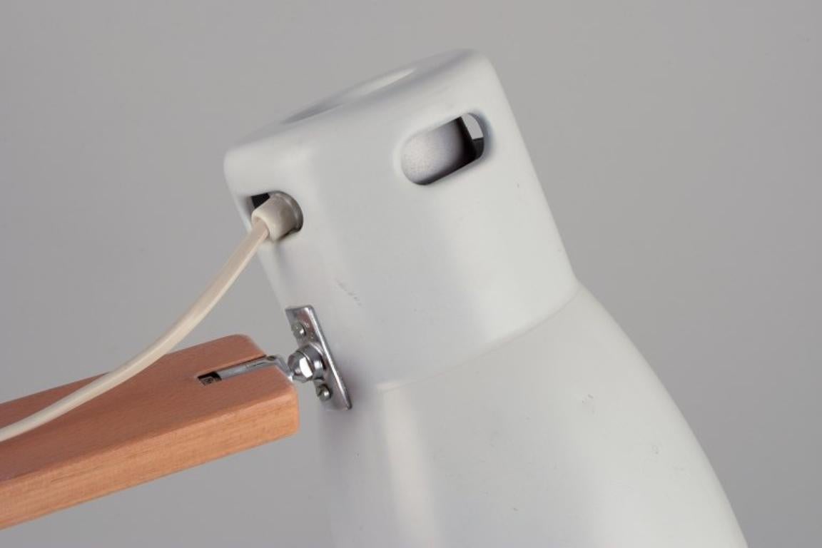 Hans-Agne Jakobsson, Markaryd.  Große Schreibtischlampe aus weiß lackiertem Metall und Holz. im Angebot 1