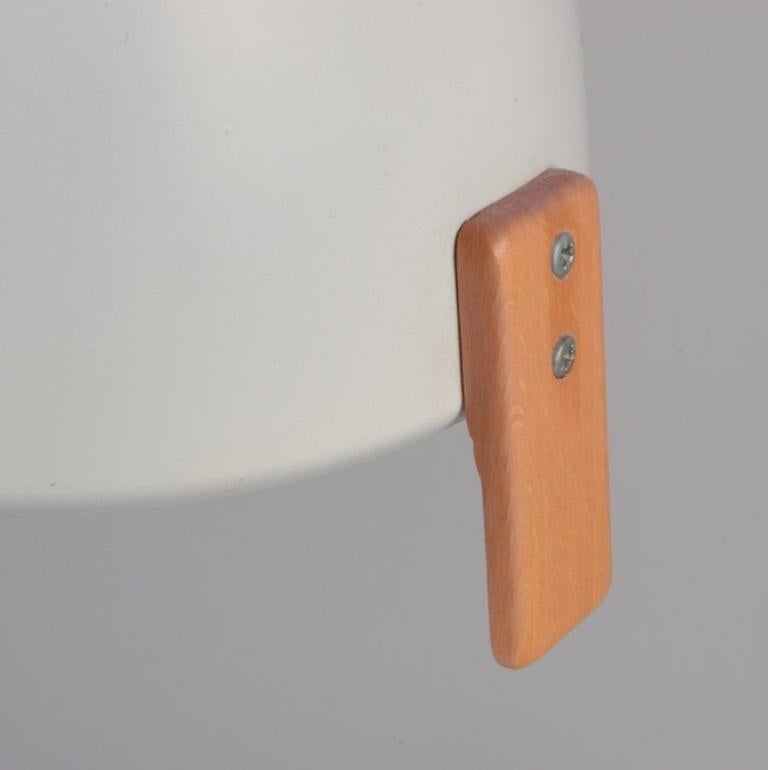 Hans-Agne Jakobsson, Markaryd.  Große Schreibtischlampe aus weiß lackiertem Metall und Holz. im Angebot 2