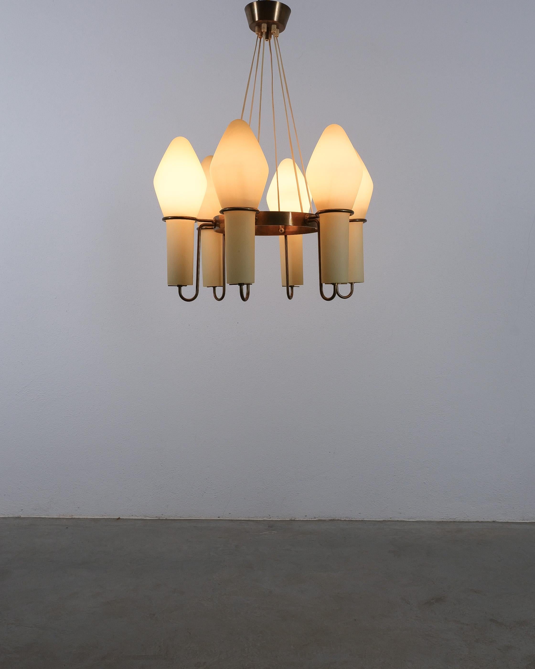 Suédois Hans-Agne Jakobsson Lustre Markaryd à six branches en laiton et verre, 1960 en vente
