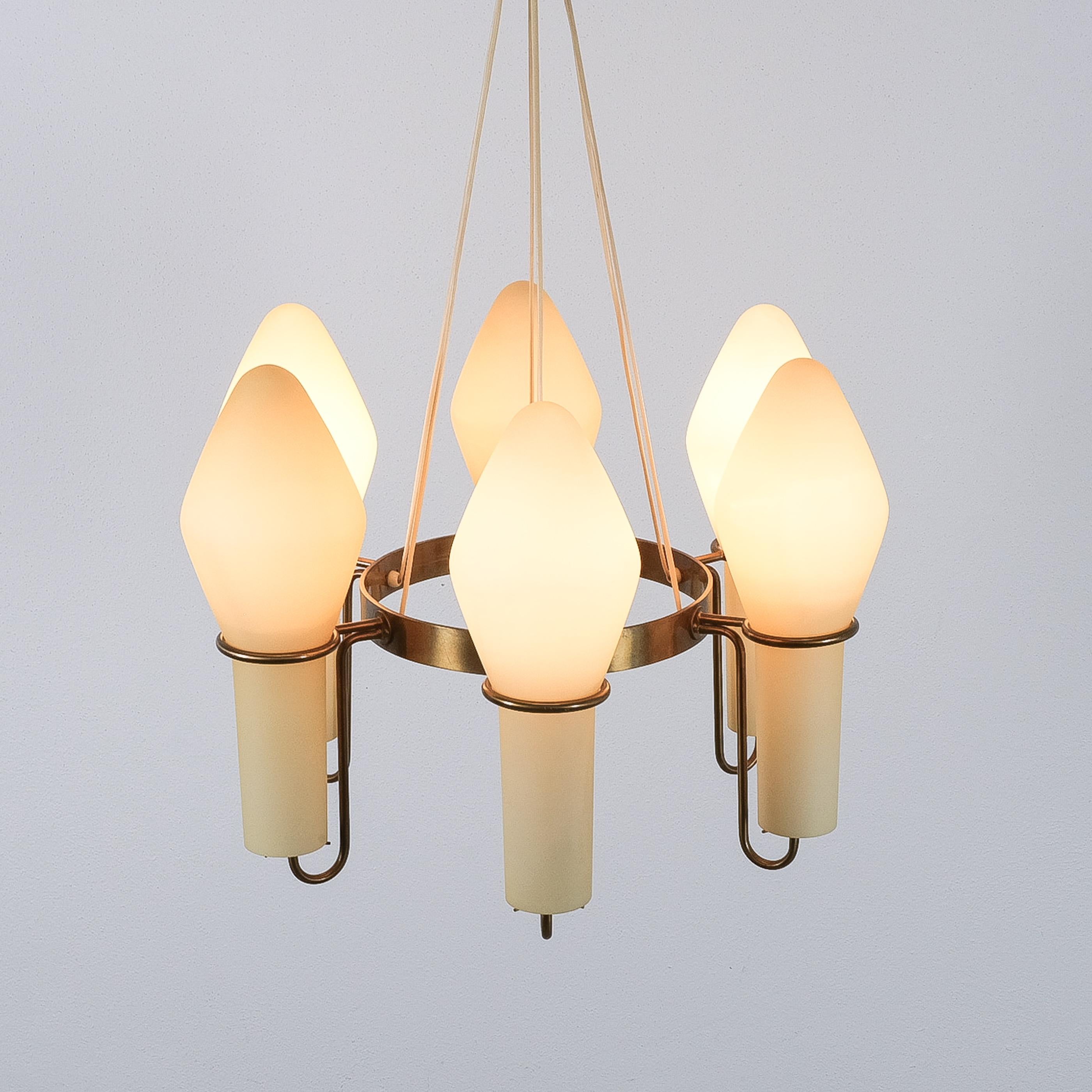 Hans-Agne Jakobsson Lustre Markaryd à six branches en laiton et verre, 1960 Bon état - En vente à Vienna, AT