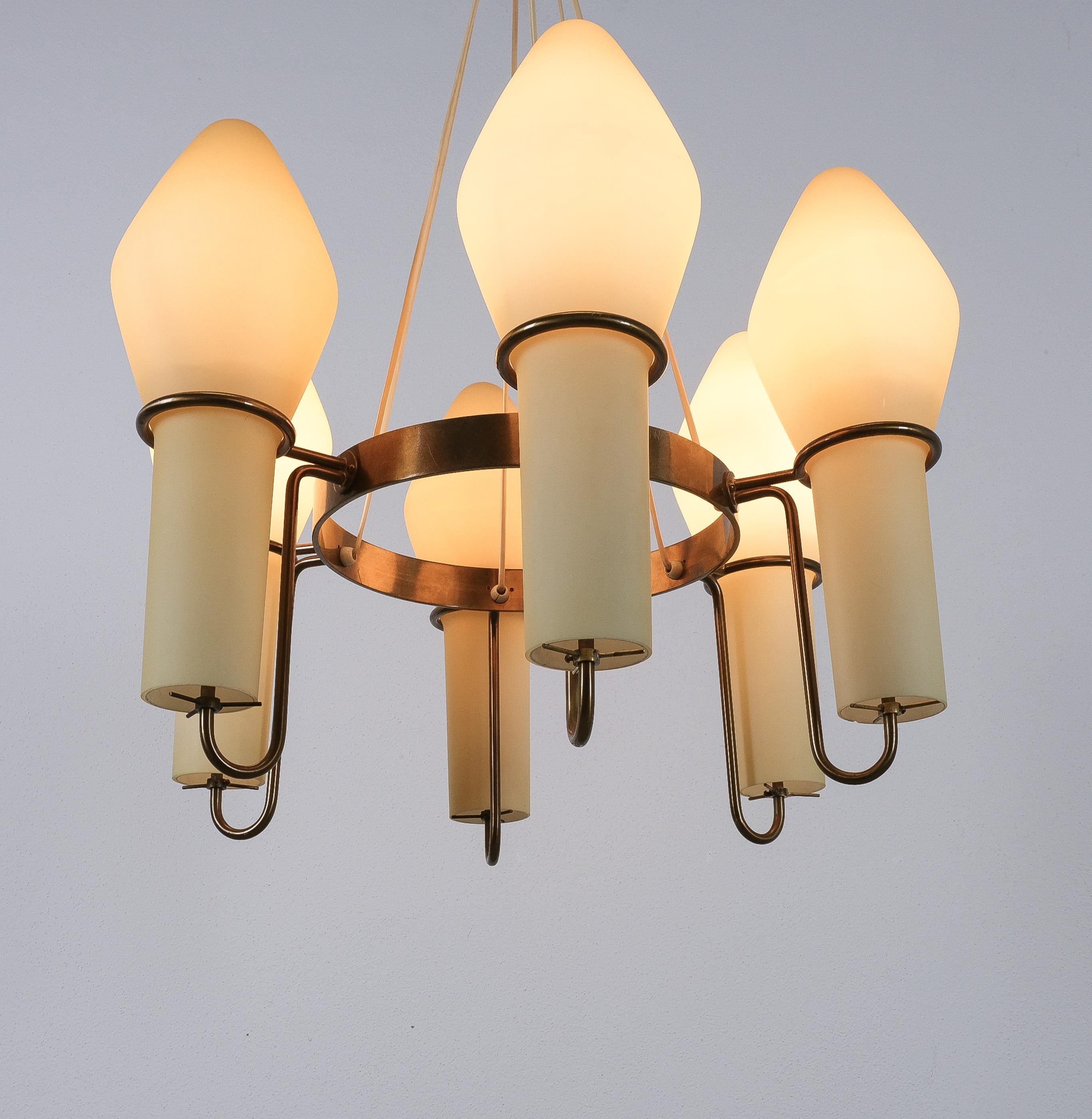 Milieu du XXe siècle Hans-Agne Jakobsson Lustre Markaryd à six branches en laiton et verre, 1960 en vente