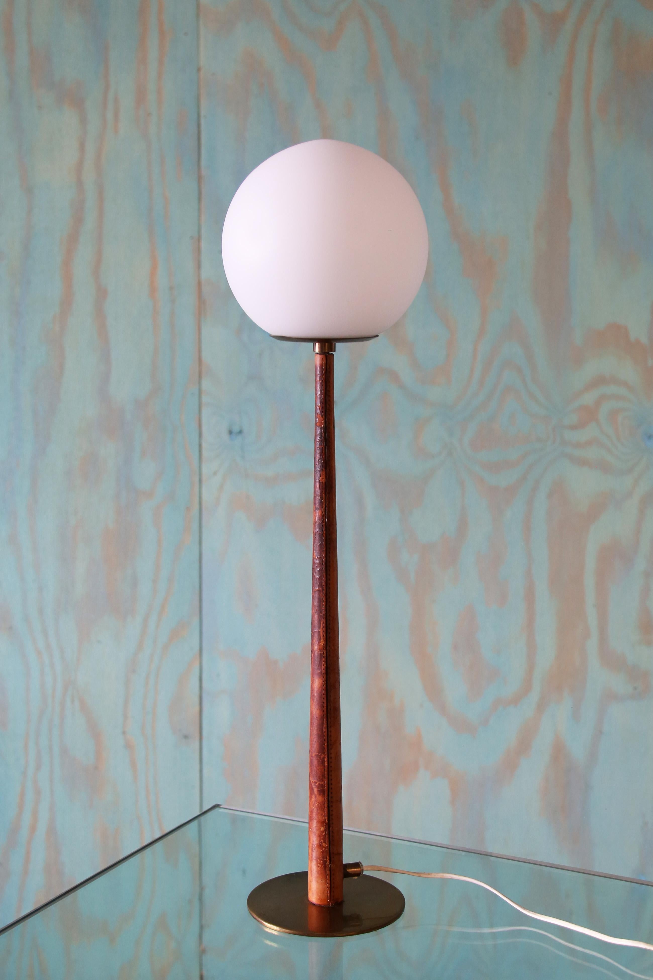 Mid-Century Modern Hans-Agne Jakobsson Markaryd Sweden Lampe de table en cuir et laiton en vente