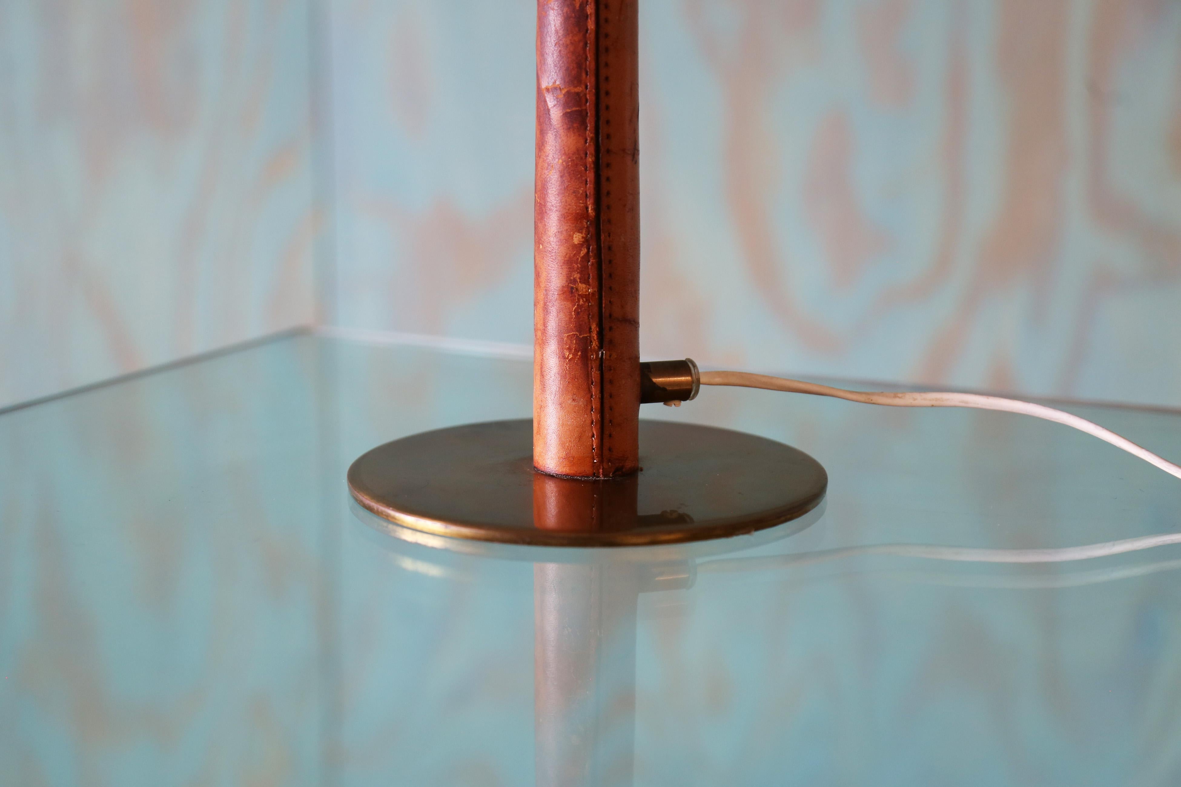 Suédois Hans-Agne Jakobsson Markaryd Sweden Lampe de table en cuir et laiton en vente
