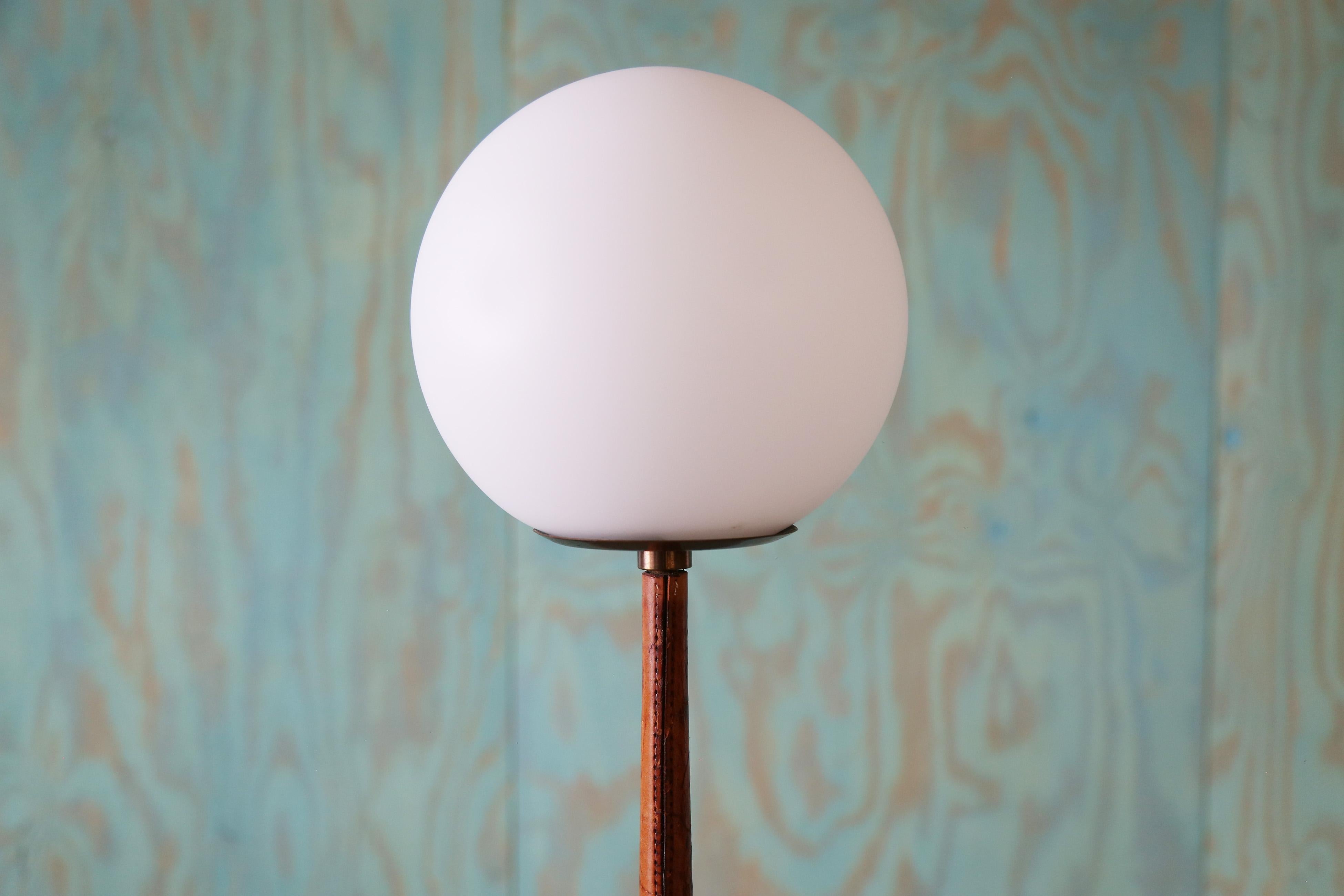 Laiton Hans-Agne Jakobsson Markaryd Sweden Lampe de table en cuir et laiton en vente
