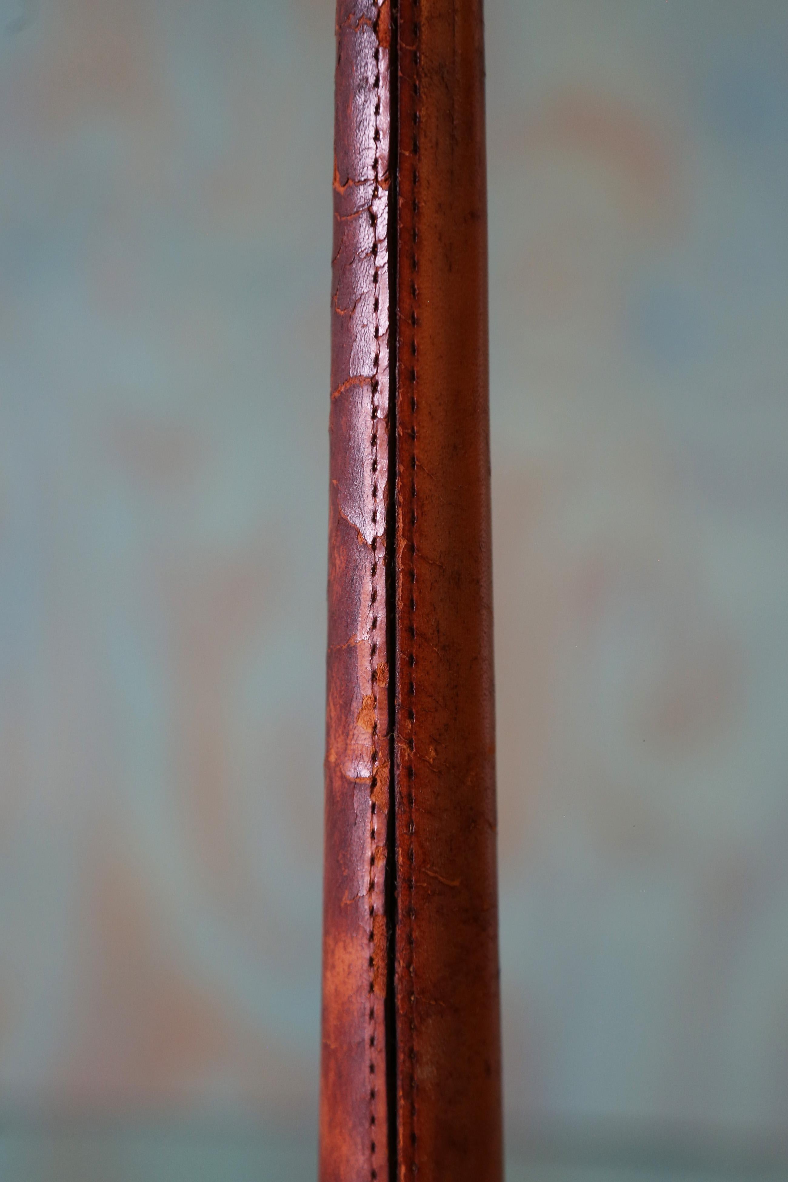 Hans-Agne Jakobsson Markaryd Sweden Lampe de table en cuir et laiton en vente 2