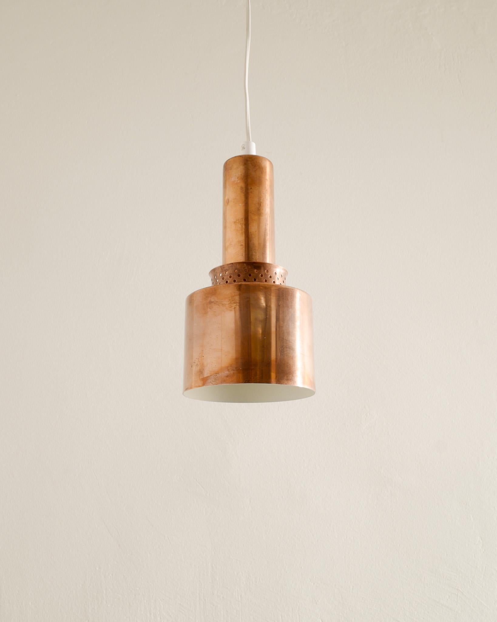 Raro set di quattro ciondoli a cilindro in rame di Hans-Agne Jakobsson prodotto negli anni '50. In buone condizioni originali con cablaggio nuovo. Quattro pendenti disponibili, il prezzo si intende per lampada

Dimensioni: H: 26 cm / 10,25