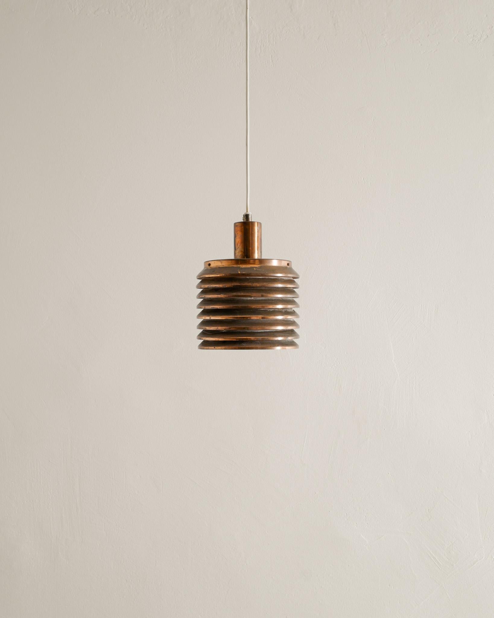 Rara lampada da soffitto rotonda svedese di metà secolo in rame di Hans-Agne Jakobsson prodotta in Svezia, anni '50. In buone condizioni originali e funzionanti, con patina dovuta all'età e all'uso. 

Dimensioni: H: 22 cm Diametro: 17 cm

