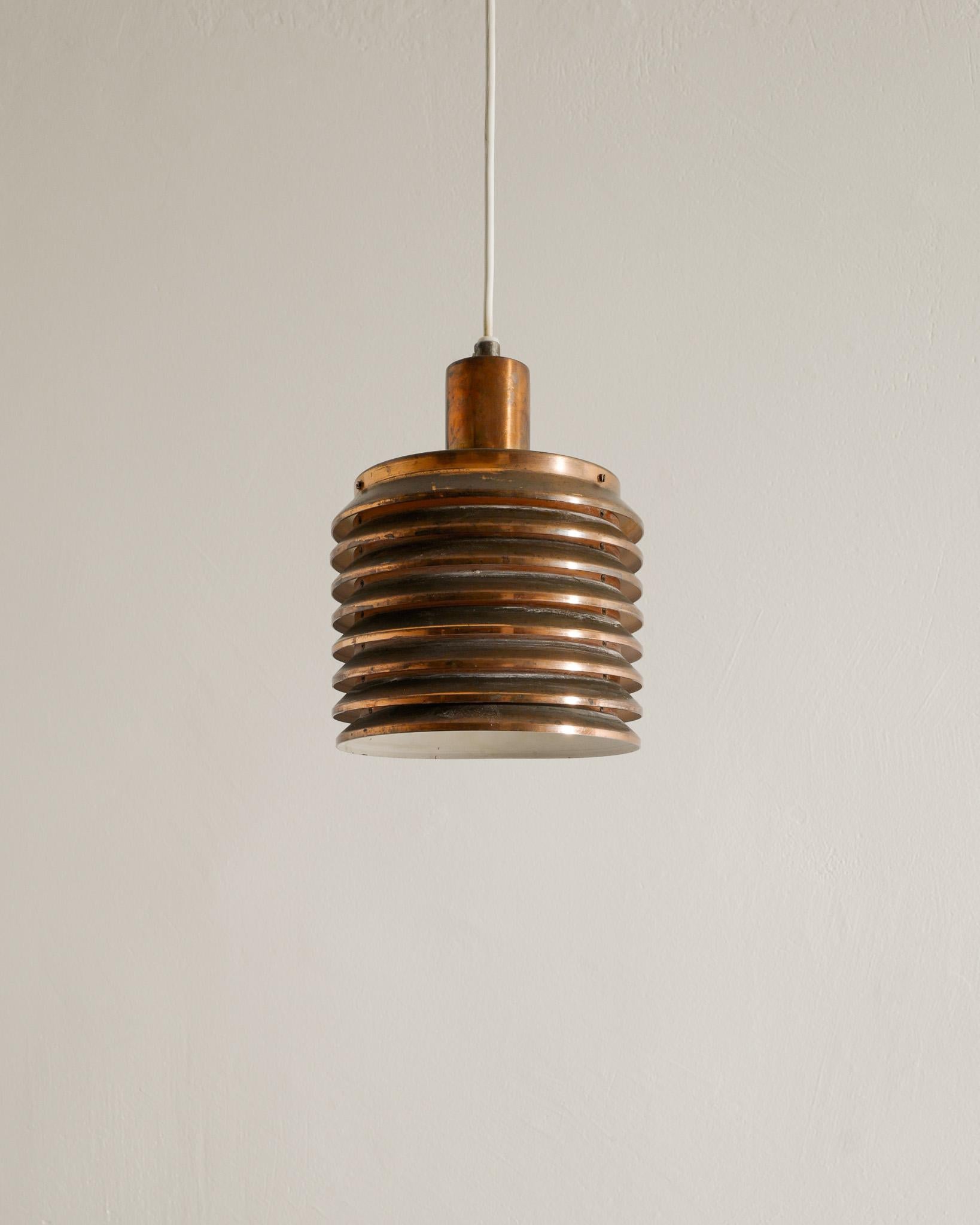 Scandinavo moderno Hans-Agne Jakobsson Lampada a sospensione da soffitto in rame di metà secolo 