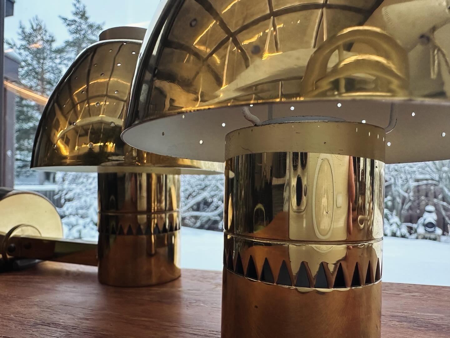 Hans-Agne Jakobsson fue un arquitecto de interiores y diseñador de muebles sueco, nacido en Havdhem, Gotland, en 1919. An He es conocido principalmente por sus elegantes y modernos diseños de lámparas para su propia empresa, Hans-Agne Jakobsson AB,