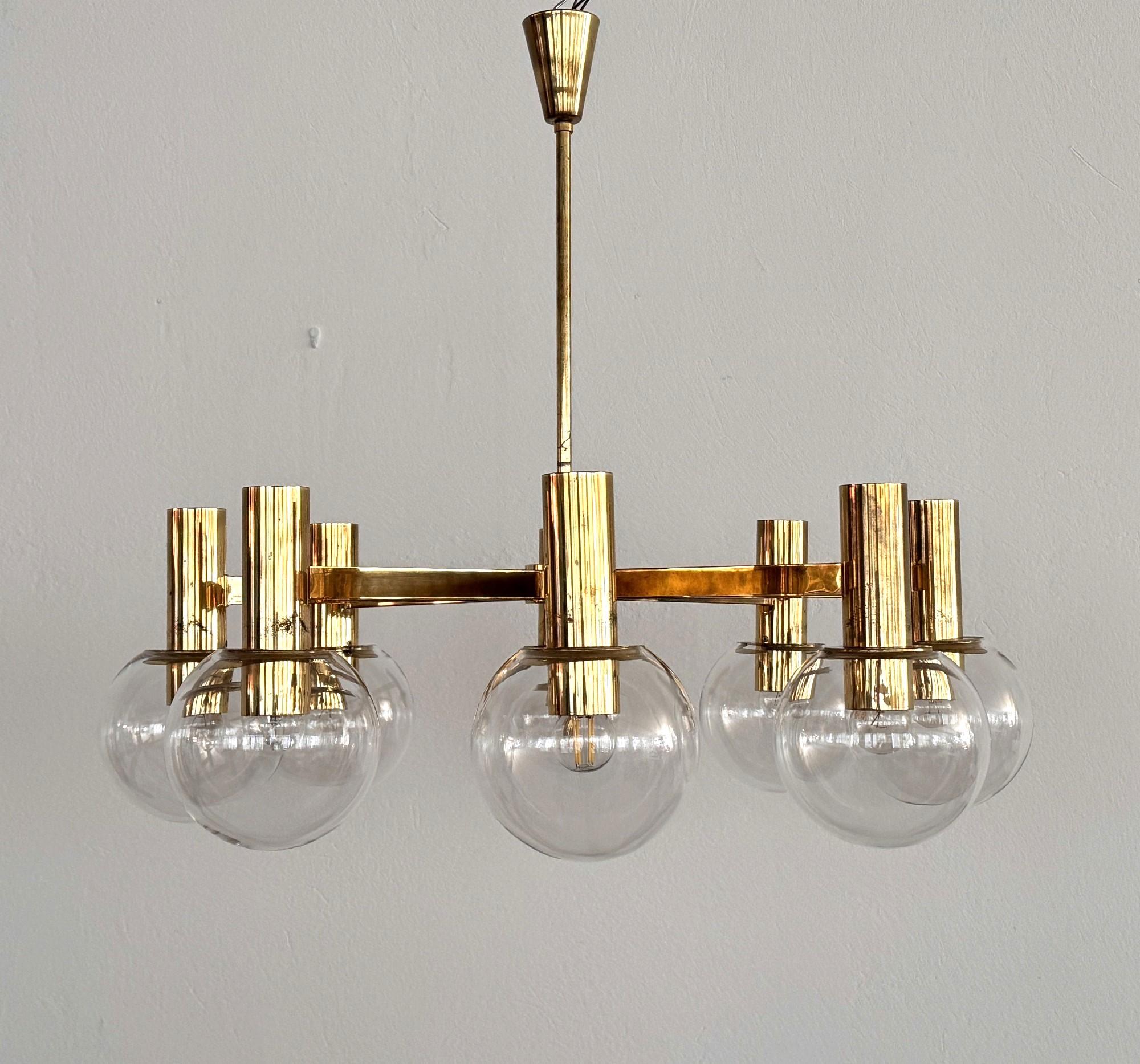 Lustre en laiton et huit globes en verre Hans-Agne Jakobsson du milieu du siècle dernier

Magnifique lustre en laiton avec 8 globes en verre transparent.
Le design est attribué à Hans-Agne Jakobsson, fabriqué en Suède dans les années 1960.
Le laiton