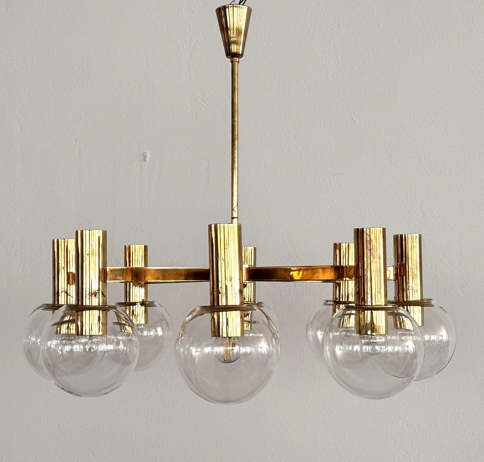 Mid-Century Modern Lustre en laiton et huit globes en verre Hans-Agne Jakobsson du milieu du siècle dernier en vente