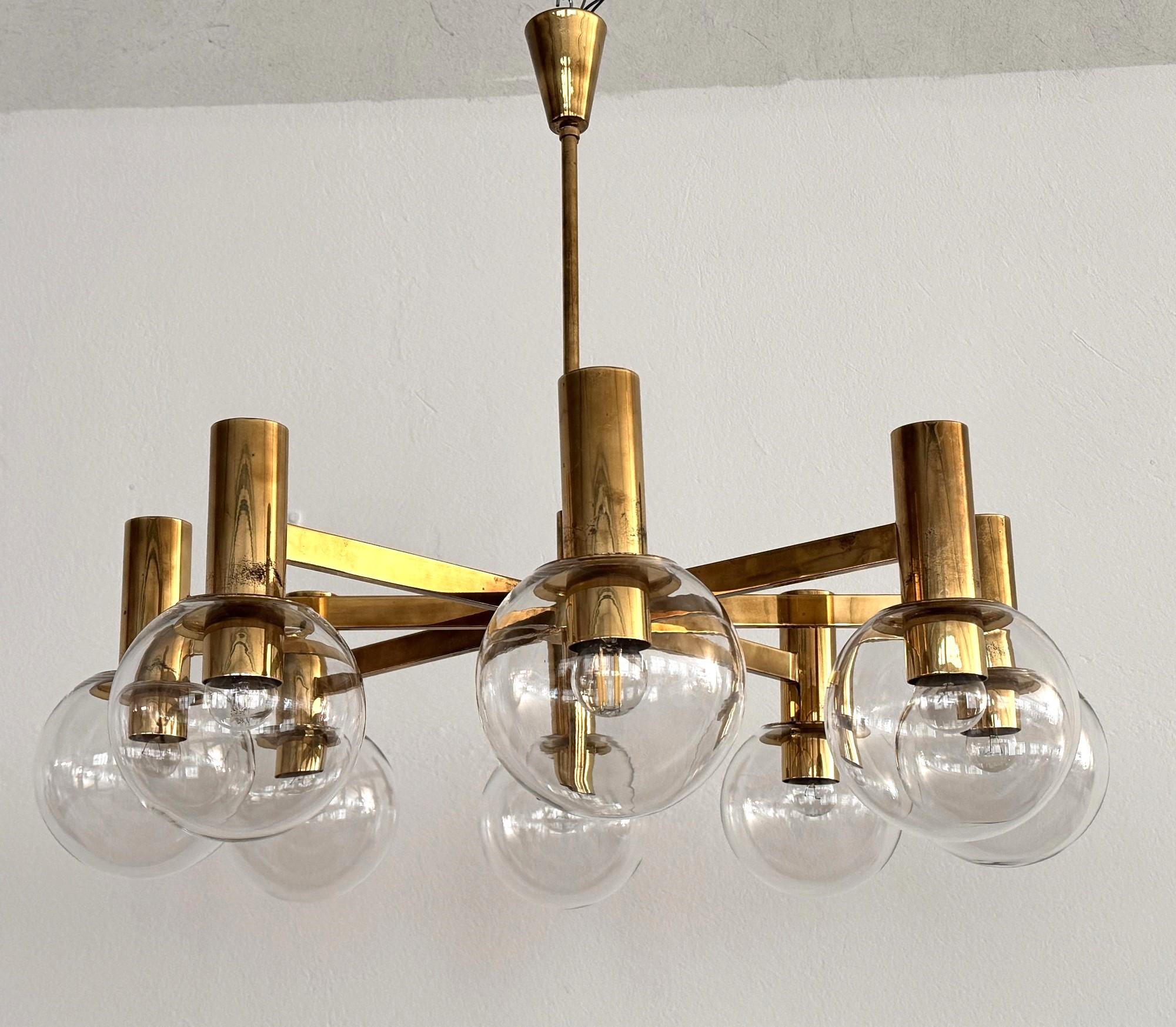 Suédois Lustre en laiton et huit globes en verre Hans-Agne Jakobsson du milieu du siècle dernier en vente