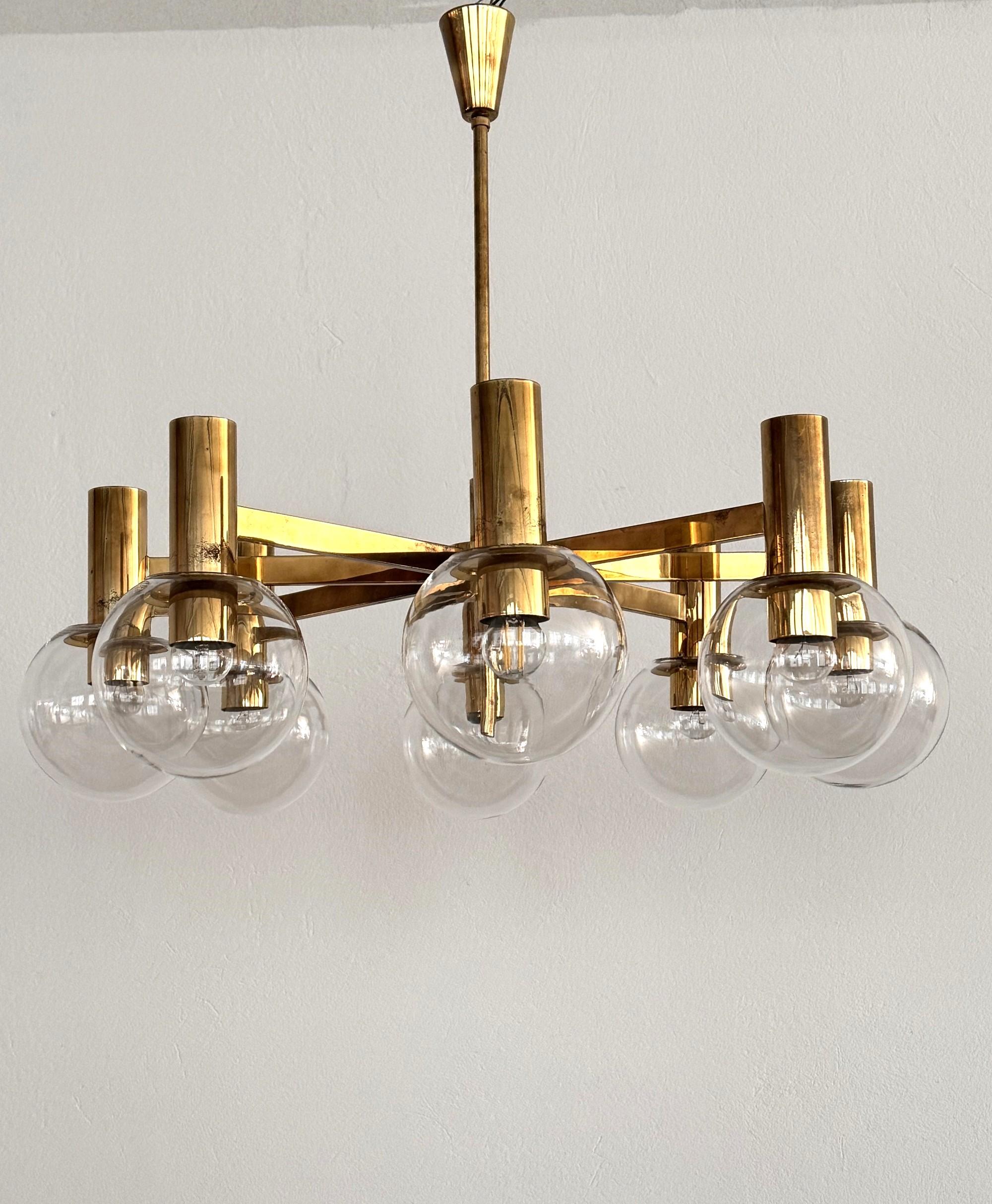 Lustre en laiton et huit globes en verre Hans-Agne Jakobsson du milieu du siècle dernier Bon état - En vente à Morazzone, Varese
