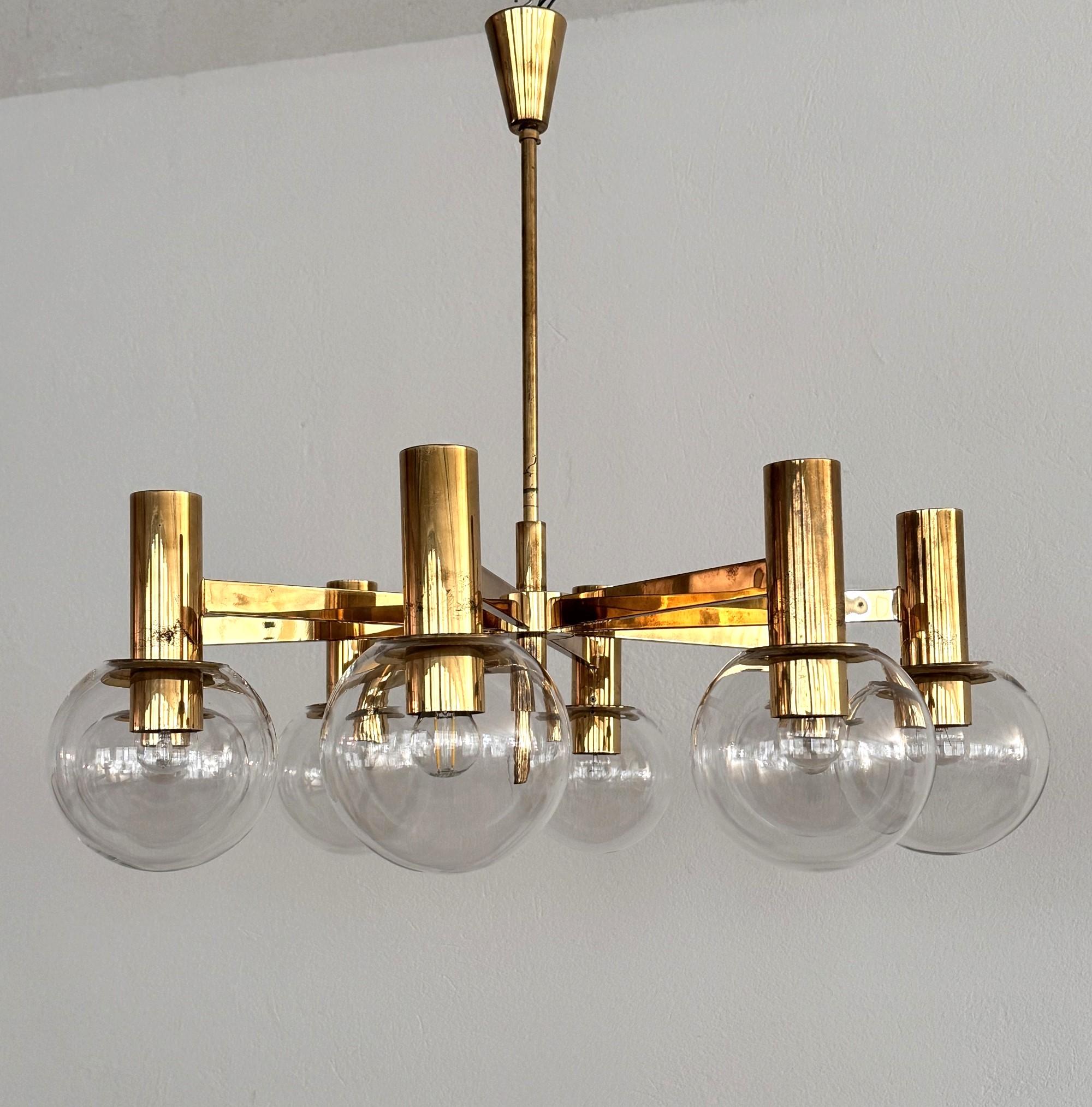 Milieu du XXe siècle Lustre en laiton et huit globes en verre Hans-Agne Jakobsson du milieu du siècle dernier en vente