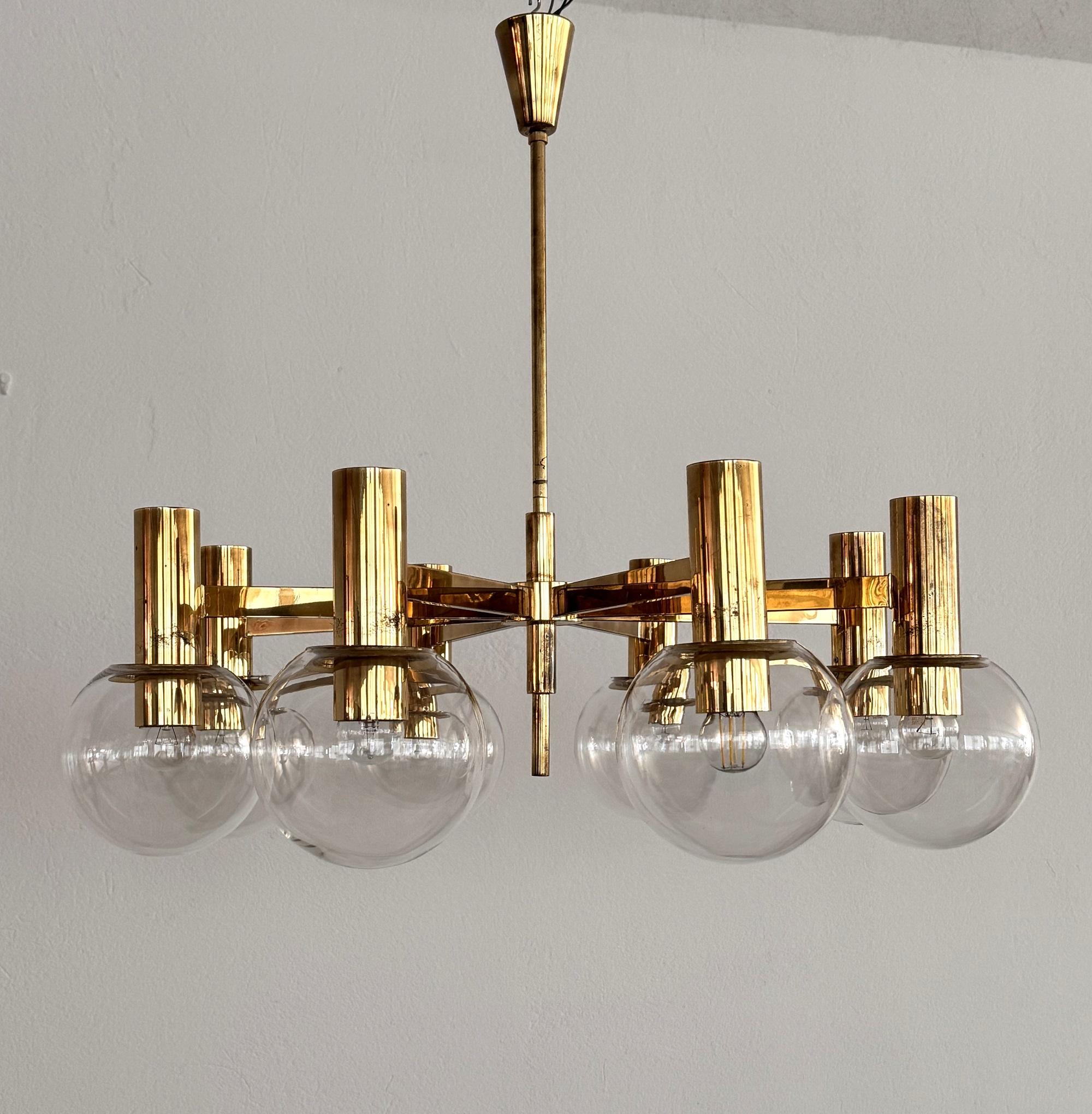 Laiton Lustre en laiton et huit globes en verre Hans-Agne Jakobsson du milieu du siècle dernier en vente