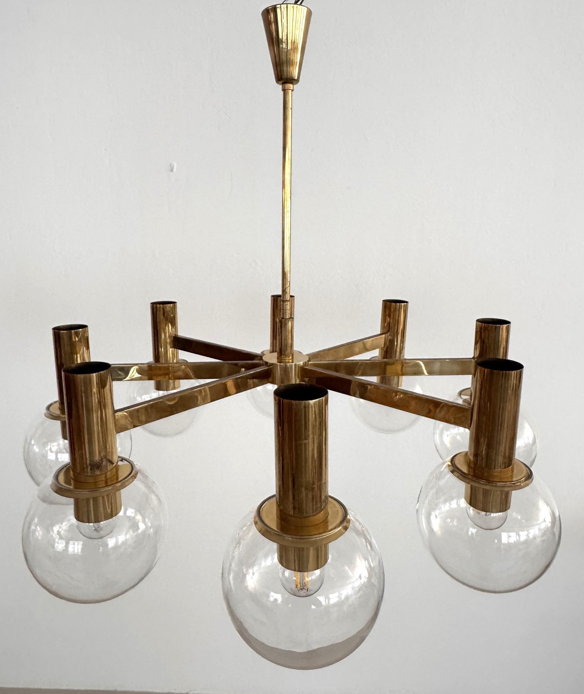 Lustre en laiton et huit globes en verre Hans-Agne Jakobsson du milieu du siècle dernier en vente 1