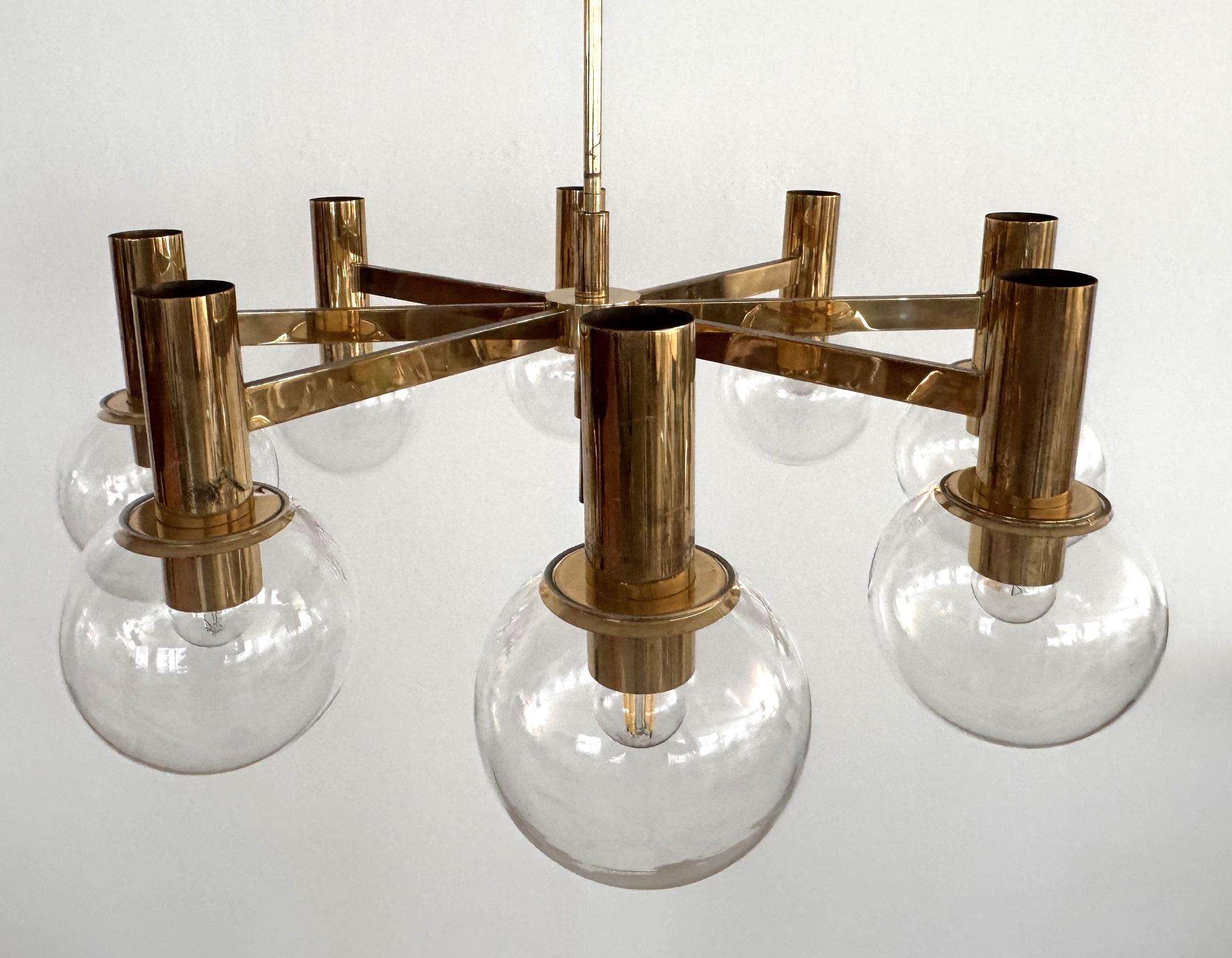Lustre en laiton et huit globes en verre Hans-Agne Jakobsson du milieu du siècle dernier en vente 2