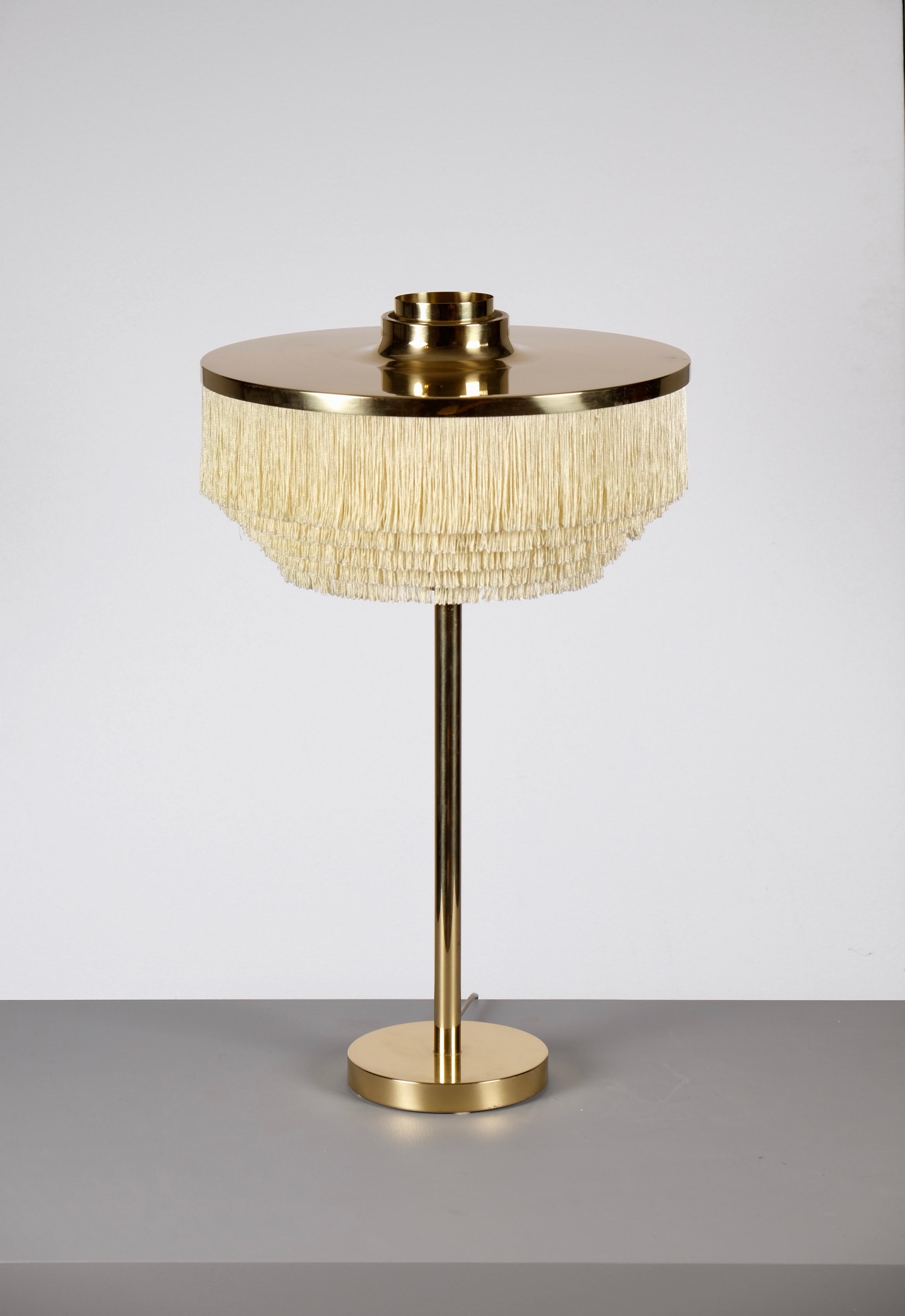 Lampe de table produite par Hans-Agne Jakobsson à Markaryd, Suède.
Nouveau câblage. Excellent état.
