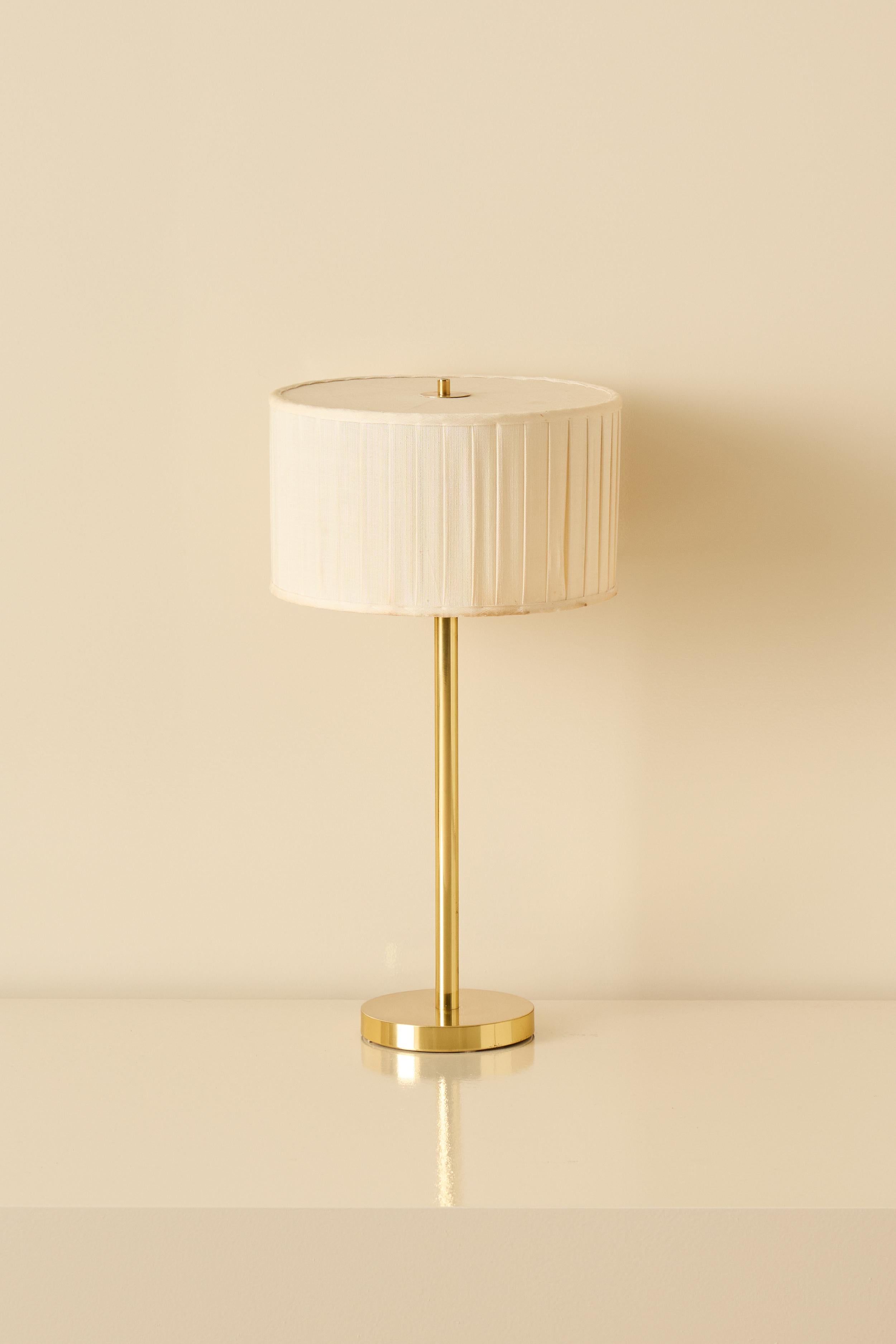Lámpara de mesa de latón Hans-Agne Jakobsson Modelo B-138, años 60 Escandinavo moderno en venta