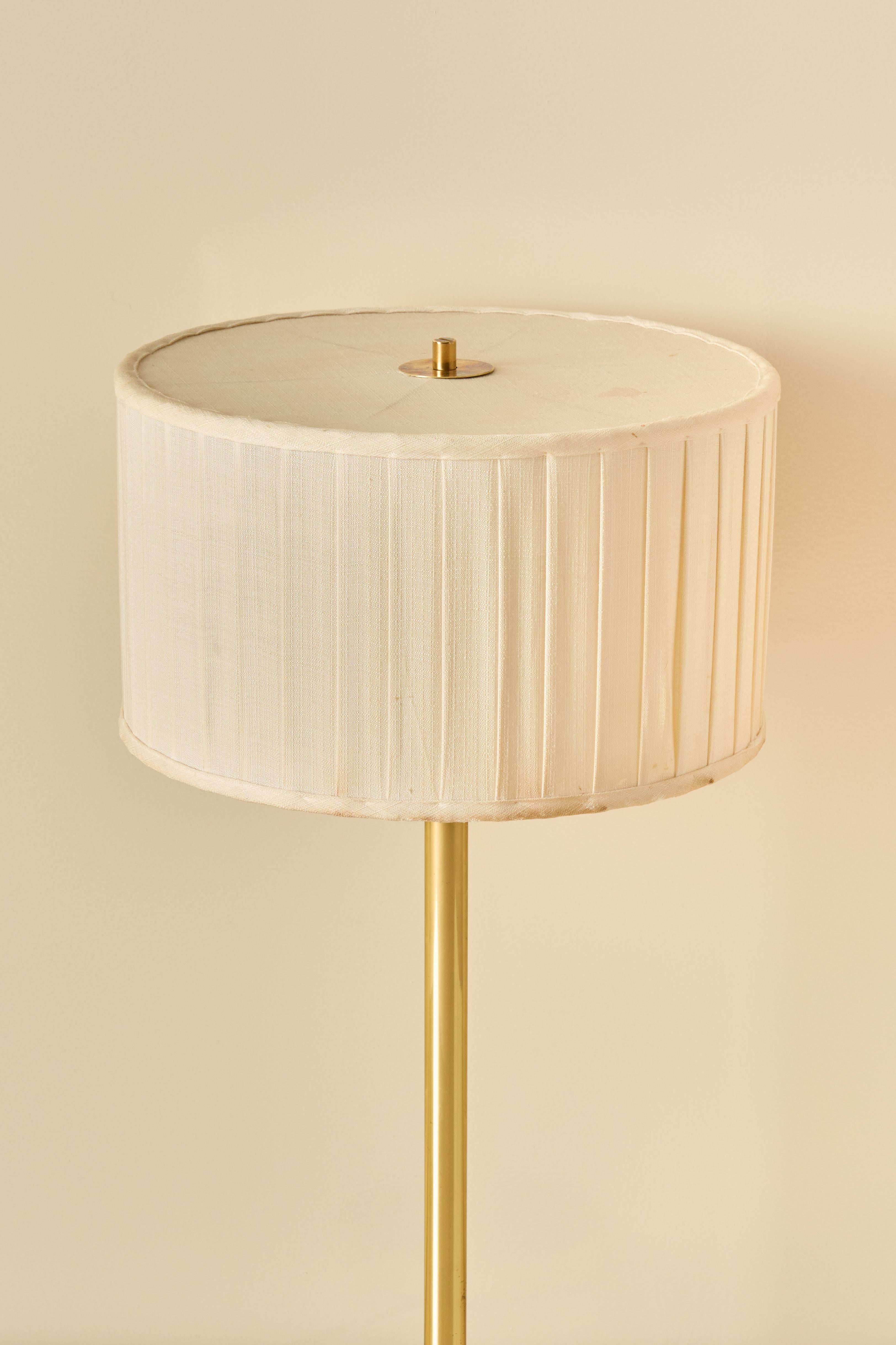 Lámpara de mesa de latón Hans-Agne Jakobsson Modelo B-138, años 60 Sueco en venta