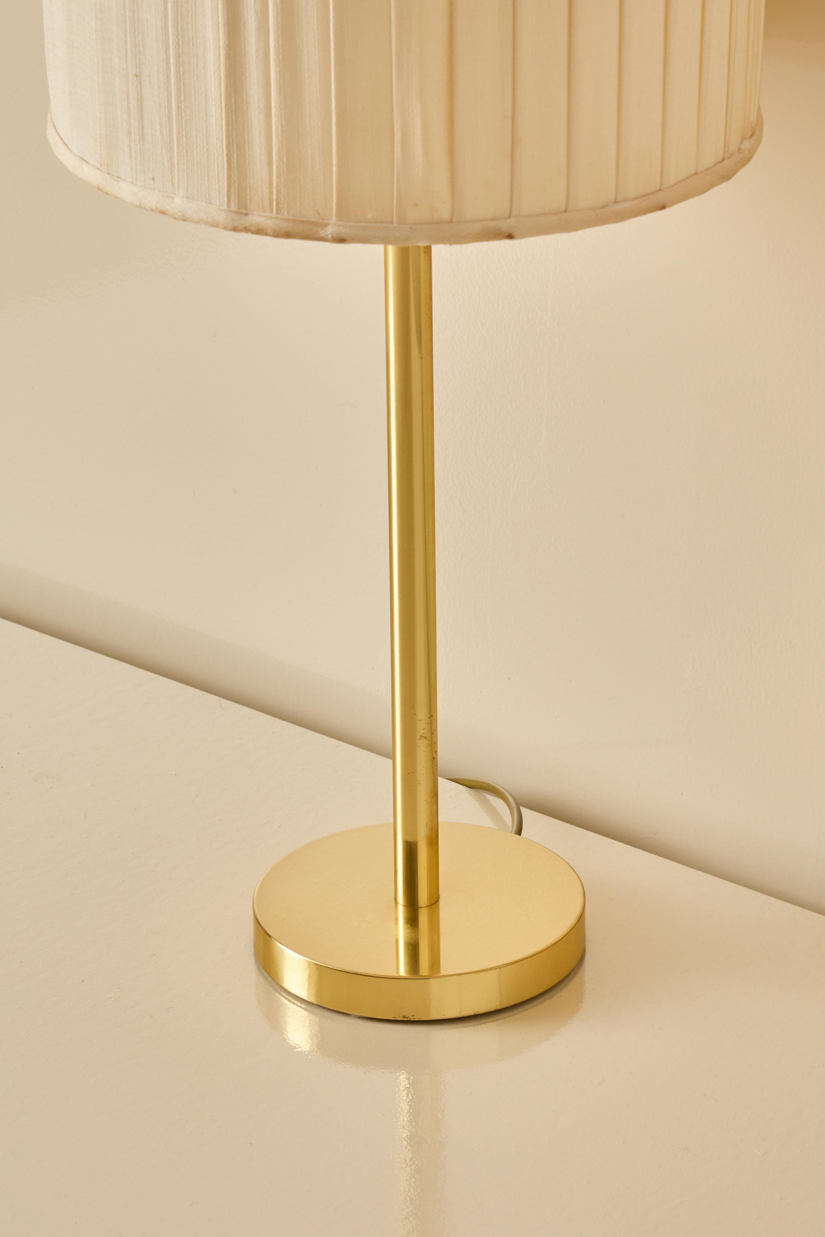 Lámpara de mesa de latón Hans-Agne Jakobsson Modelo B-138, años 60 en Bueno estado para la venta en Stockholm, SE