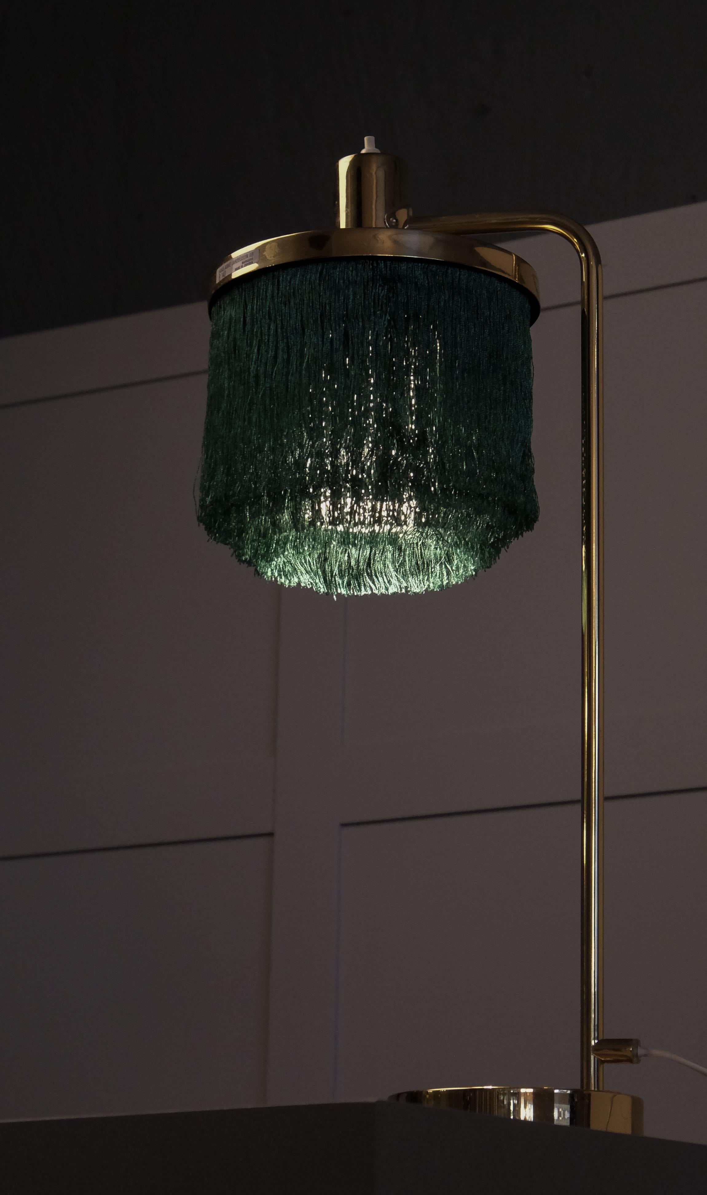 Seltene Tischlampe mit grünen Fransen, hergestellt von Hans-Agne Jakobsson in Markaryd, Schweden, 1960er Jahre. 
- Modell B140
- Neue Verkabelung
- 2 Tischlampen verfügbar, der angegebene Preis ist für eine einzelne Lampe.