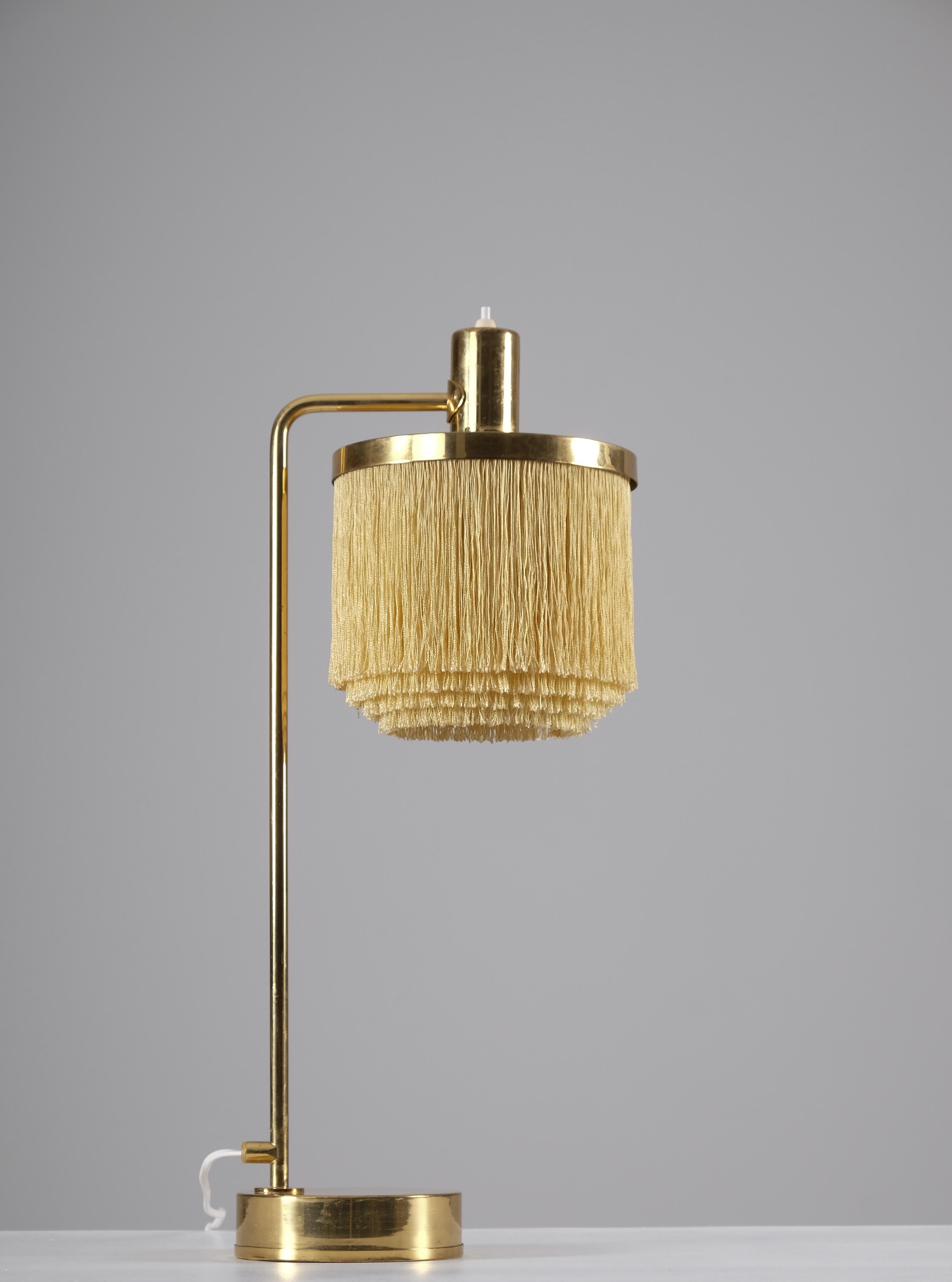 Milieu du XXe siècle Lampe de bureau Hans-Agne Jakobsson modèle B-140 en laiton, années 1960 en vente