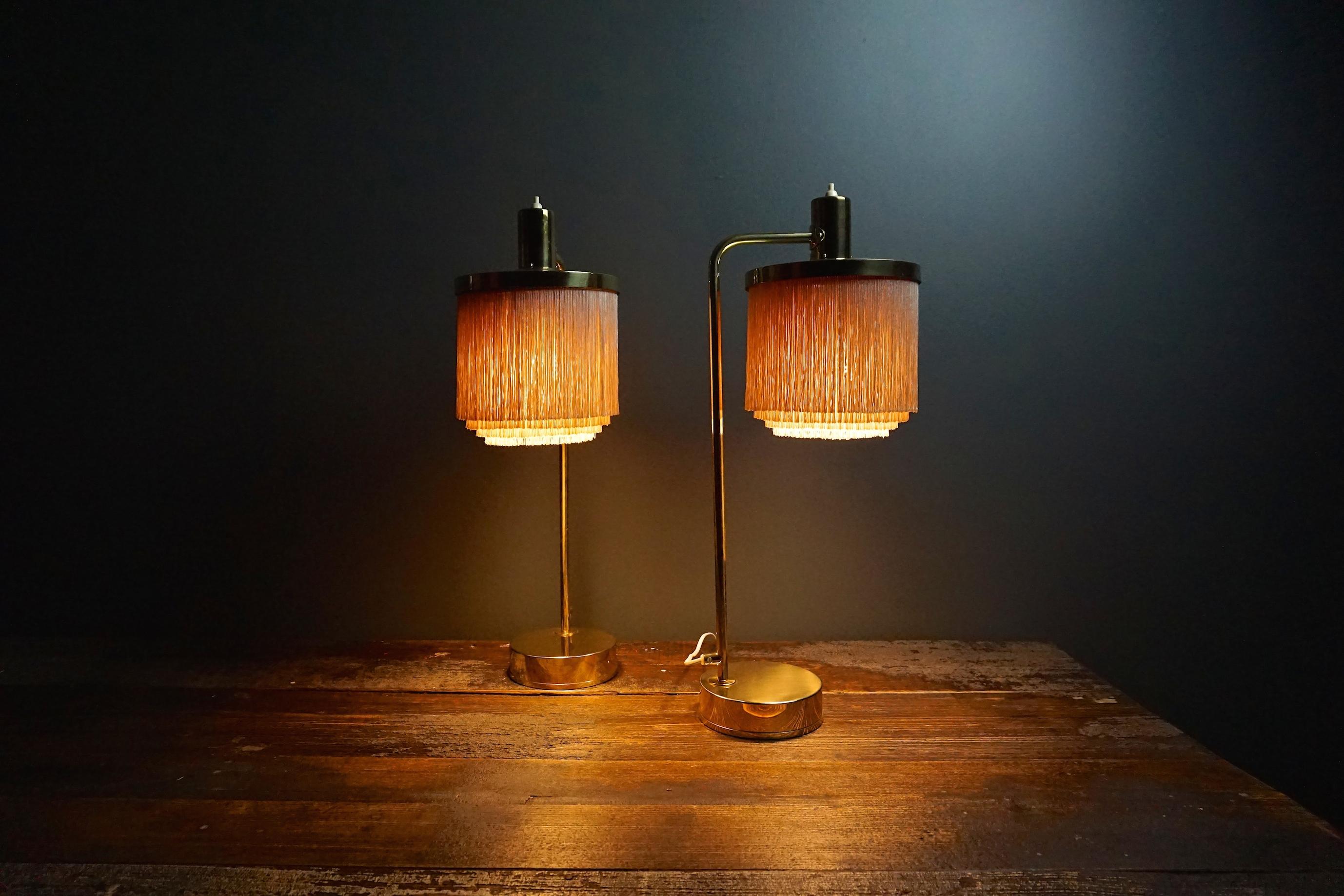Scandinave moderne Paire de lampes de bureau en laiton à franges en soie Hans Agne Jakobsson modèle B140 en vente