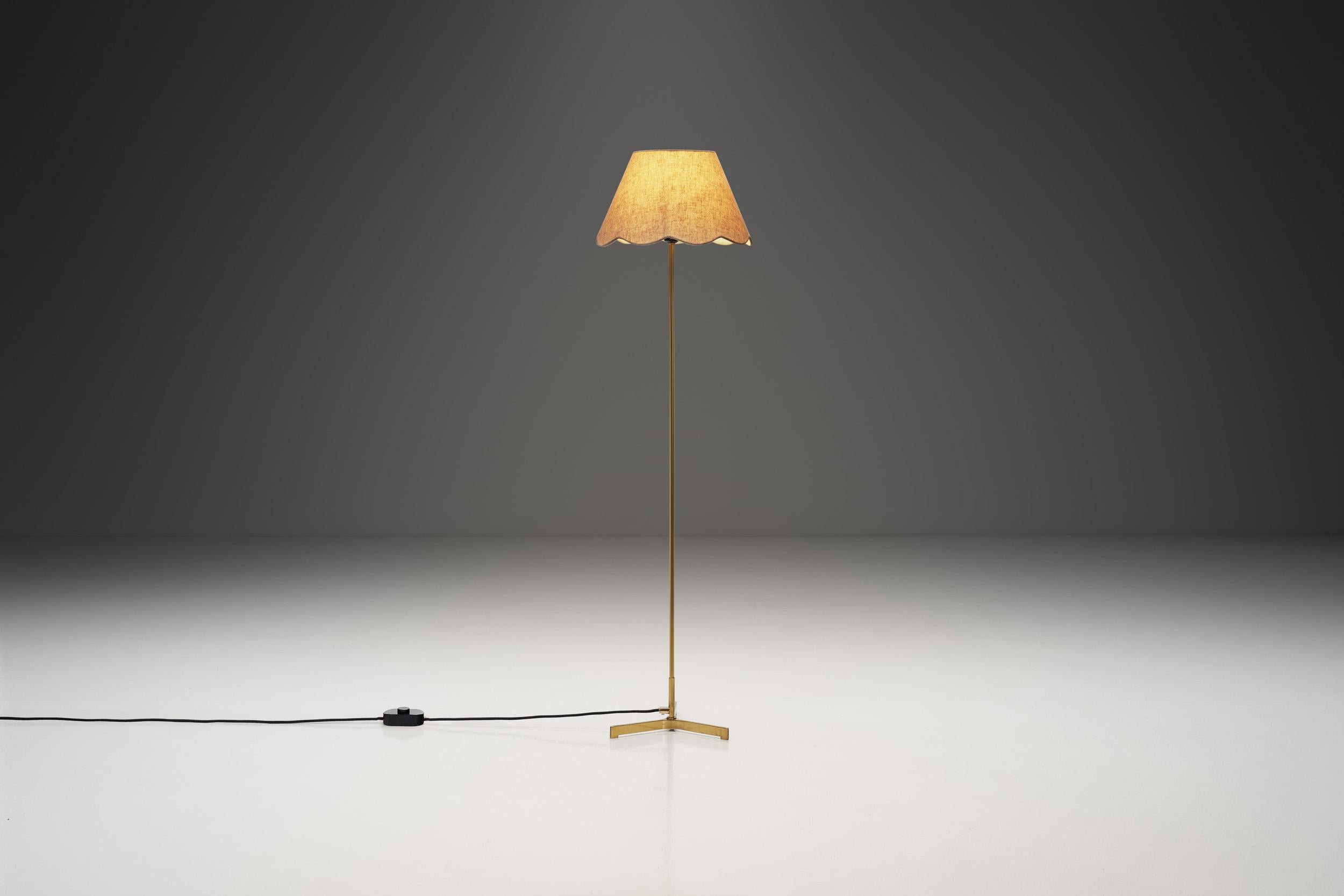 Depuis le début du 20e siècle, les lampadaires sont utilisés comme éléments décoratifs dans les pièces. Dans le design suédois du milieu du siècle, où l'éclairage intérieur revêt une importance particulière, Hans-Agne Agnes a réussi à maîtriser
