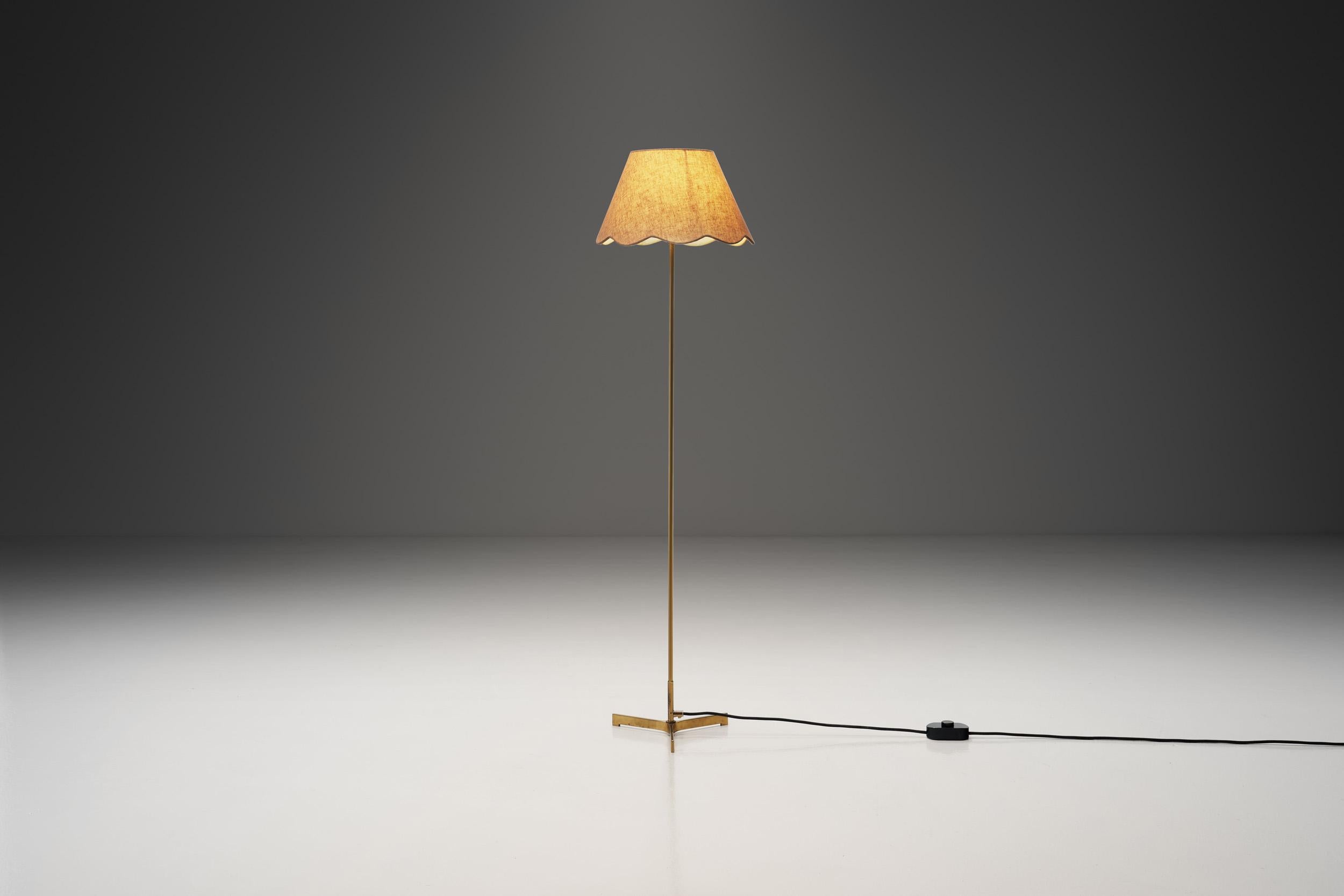 Milieu du XXe siècle Lampadaire en laiton modèle 