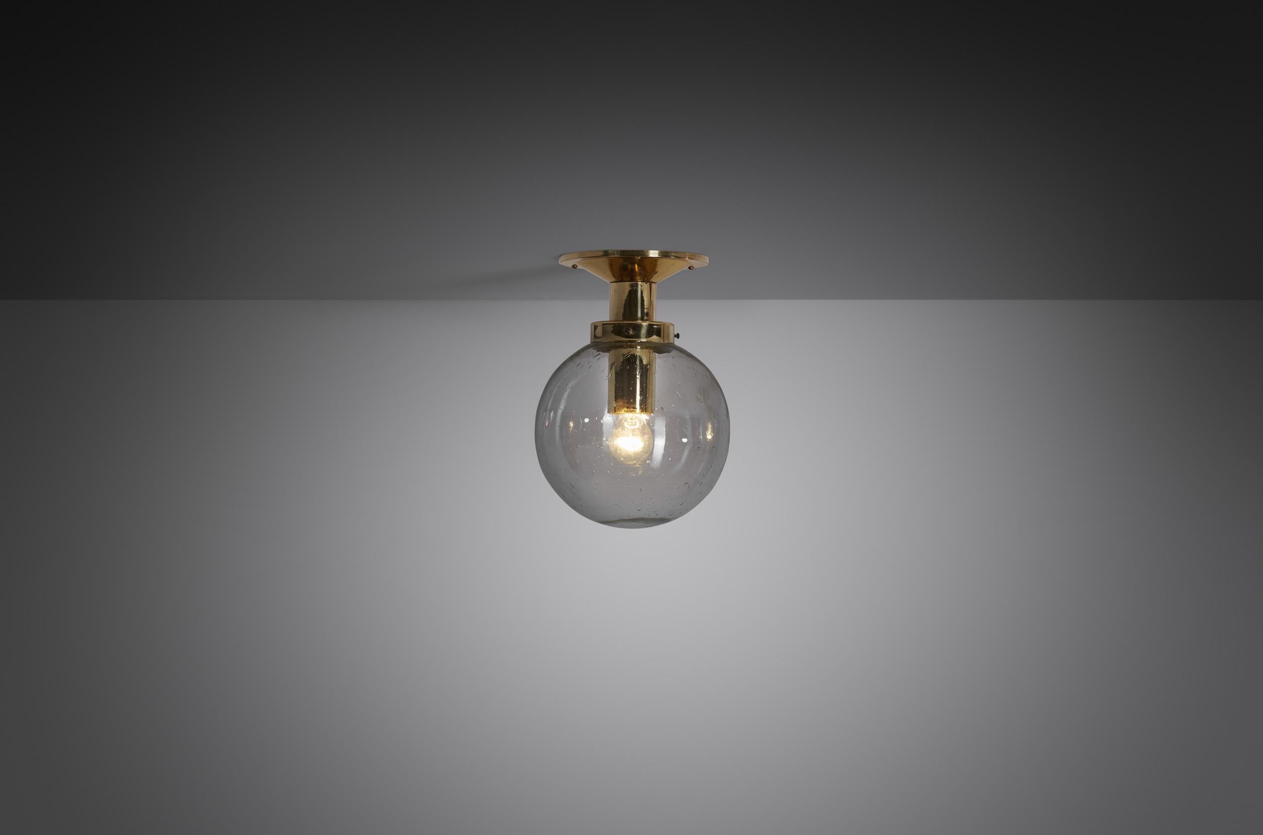 Hans-Agne Jakobsson era un famoso designer svedese noto per il suo eccezionale contributo al campo del design dell'illuminazione. Prolifico durante l'epoca d'oro del design scandinavo, dagli anni '50 agli anni '70, Jakobsson è noto per i suoi design