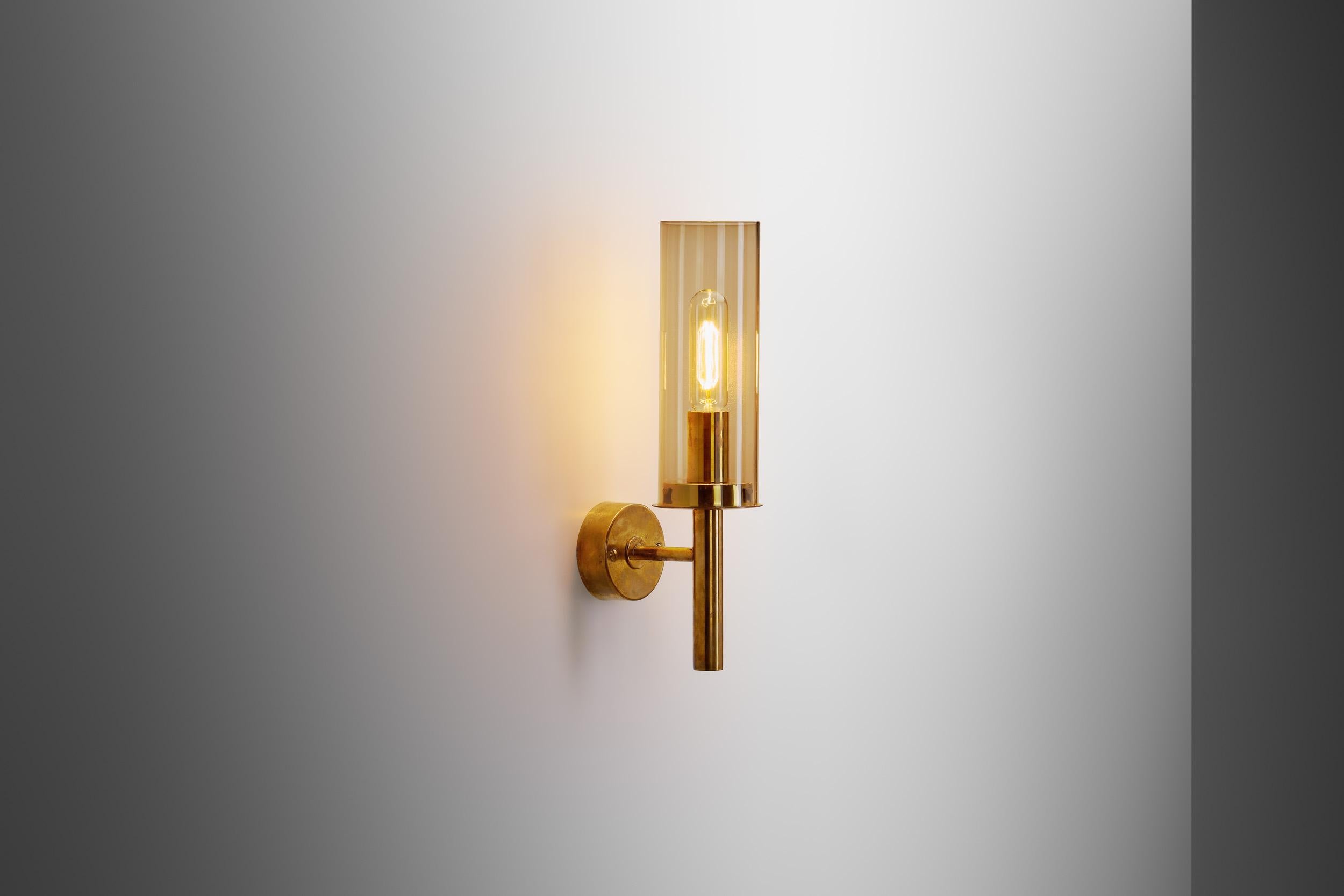 While Hans-Agne Jakobsson designed and produced various types of furniture, his lighting received greater international attention, not without a good reason. As this “V-169/1” wall lamp showcase, the Swedish designer mastered both the direction and