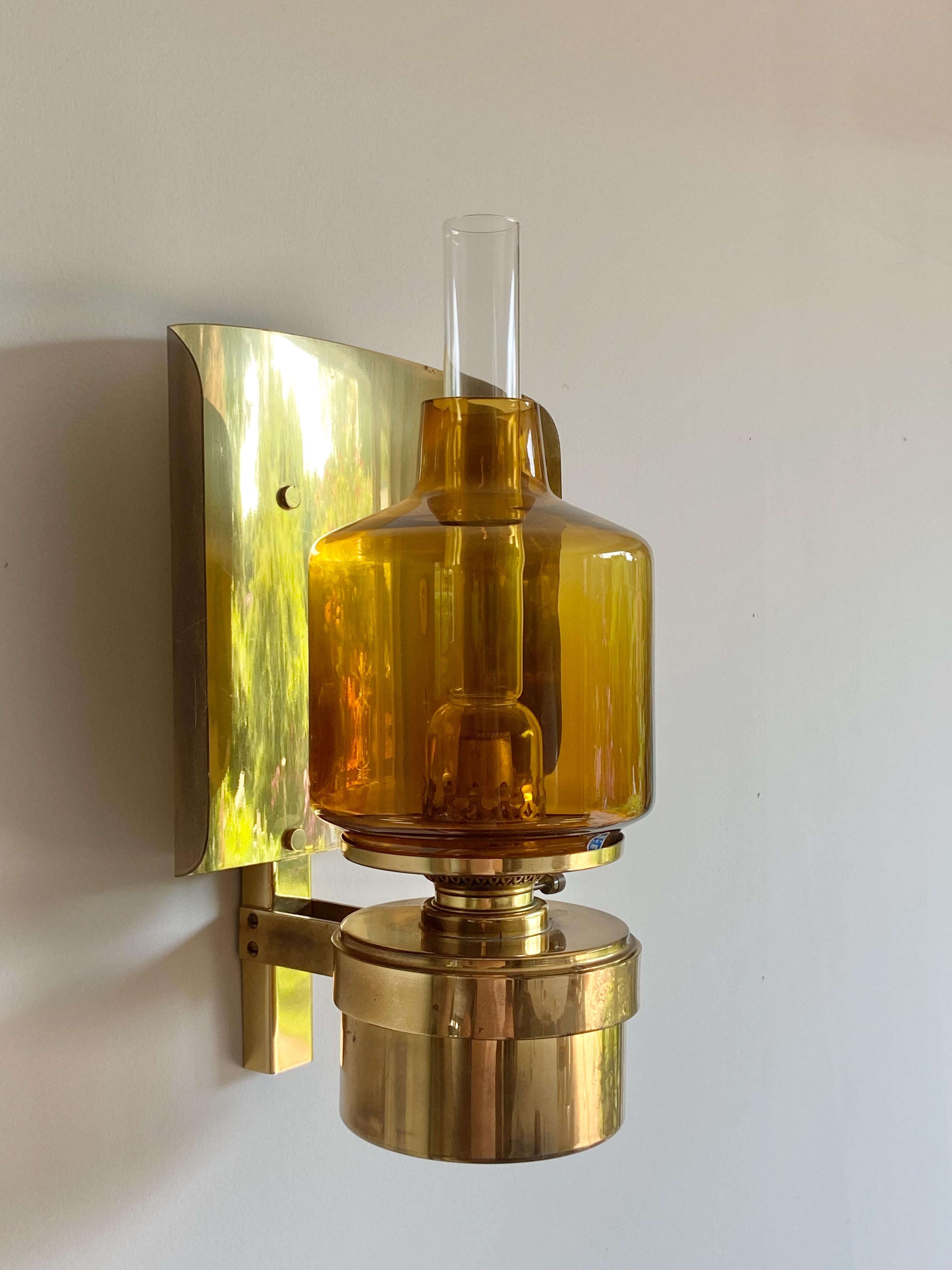 Very nice & rar Typ L137 Hans-Agne Jakobsson oil lamp in amber glass and brass.
No dents, no damages with beautiful patina.

 
 