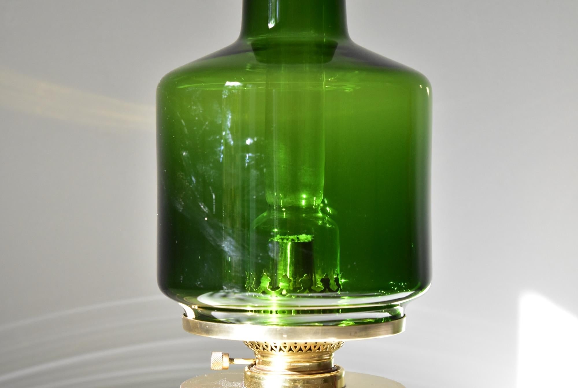 Very nice Typ L47 Hans-Agne Jakobsson oil lamp in green glass and brass.
No dents, no damages with beautiful patina.
Price for one oil lamp.
 
 