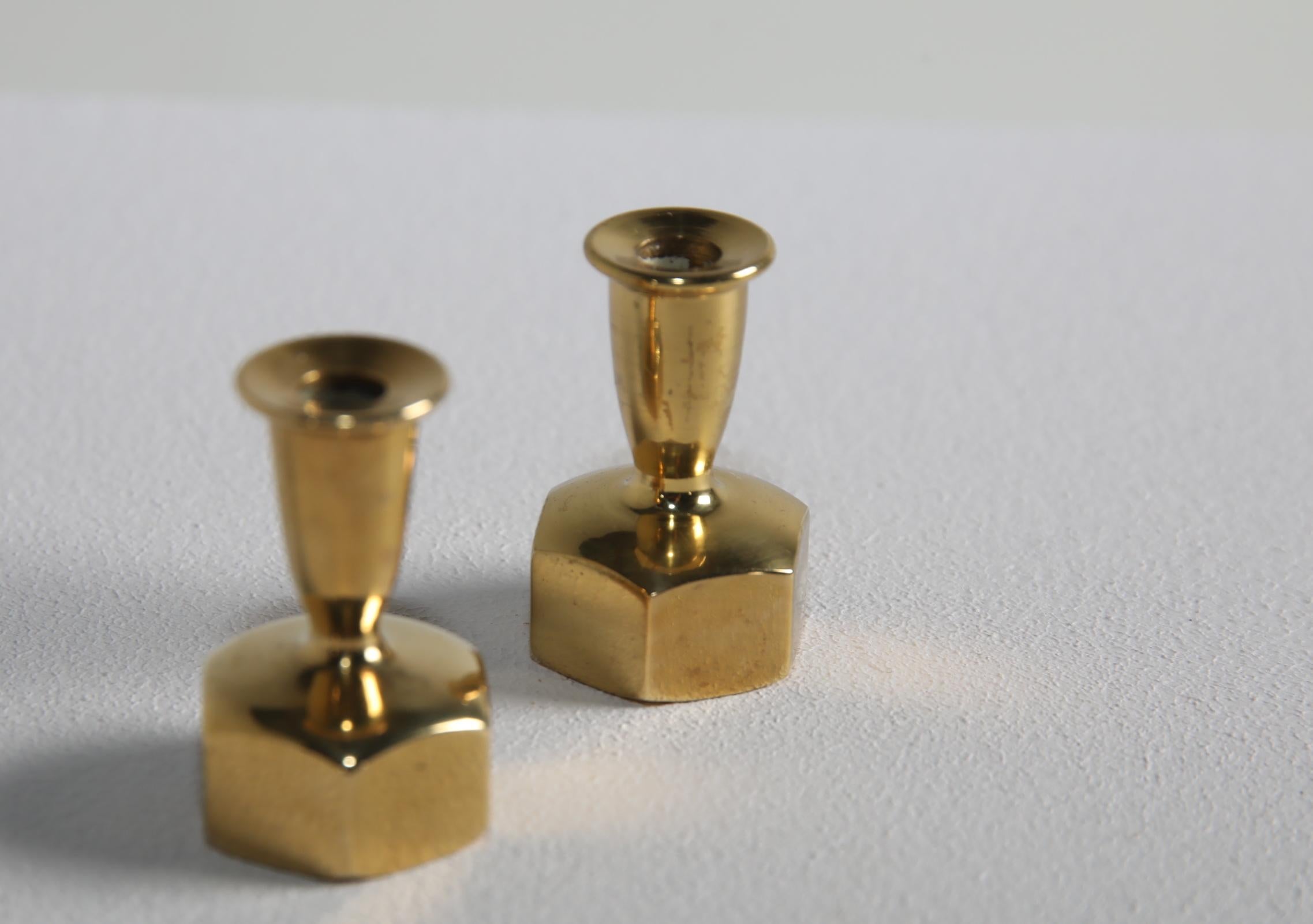 Una coppia di candelieri scultorei in ottone disegnati da Hans-Agne Jakobsson e prodotti da Hans-Agne Jakobsson AB, AB Markaryd, Svezia. Creato a metà del XX secolo, questo modello - L-125 - esemplifica la raffinata sensibilità scandinava di