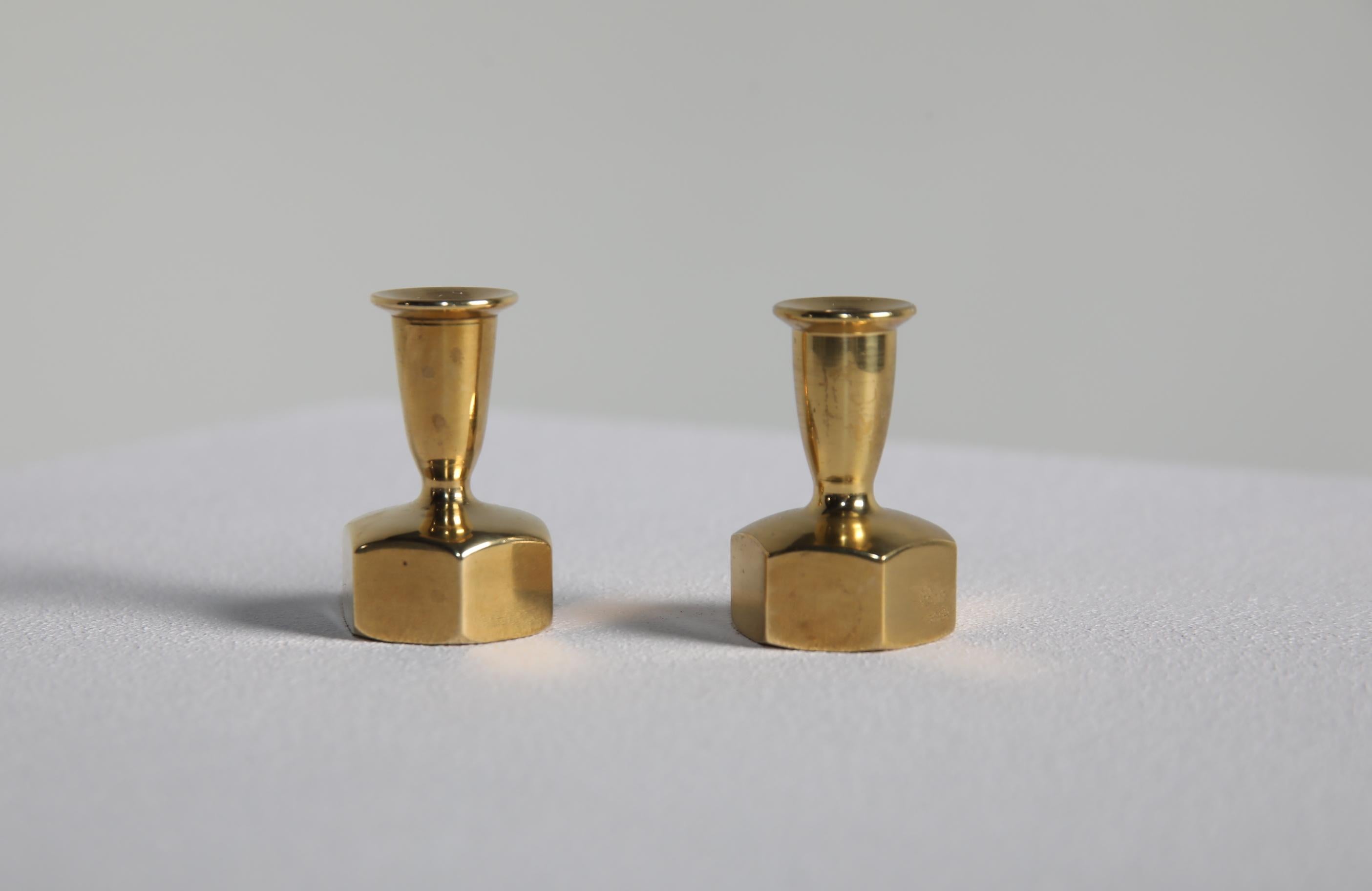 Scandinavo moderno Hans-Agne Jakobsson, Coppia di candelieri in ottone, Modello L-125, Svezia in vendita