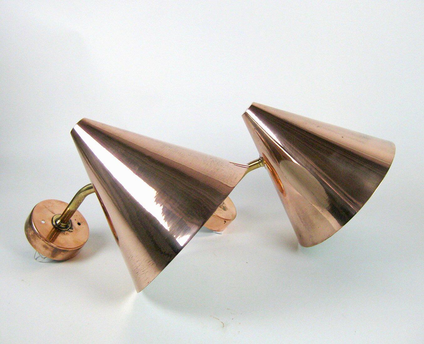 Hans-Agne Jakobsson Pair of Cone Shaped Wall Lights in Copper and Brass In Good Condition For Sale In Madrid, ES
